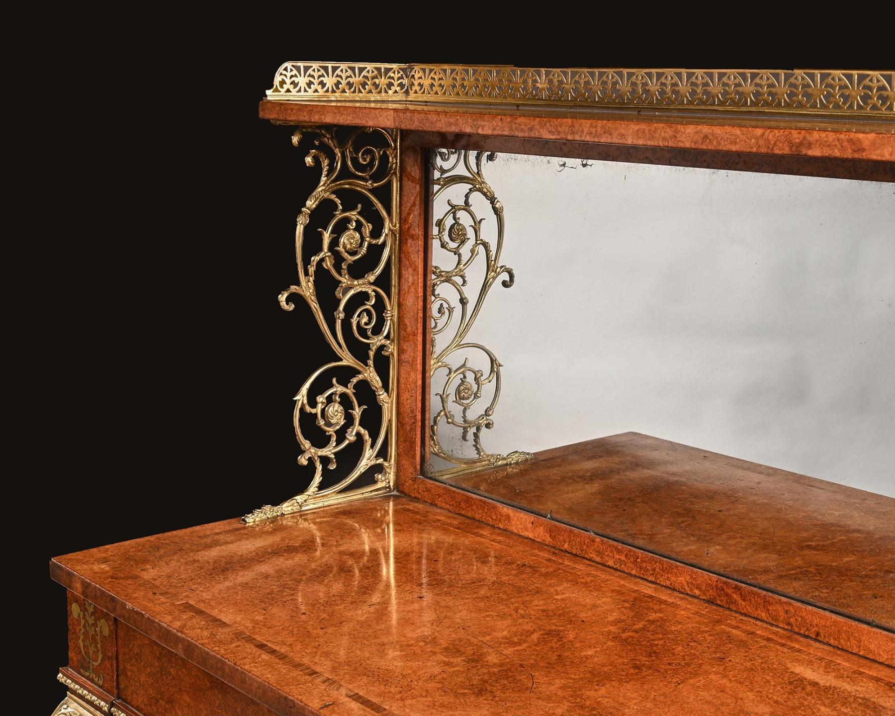 XIXe siècle Table de pilier de style Régence en amboyna et laiton incrusté de bronze doré montée en vente