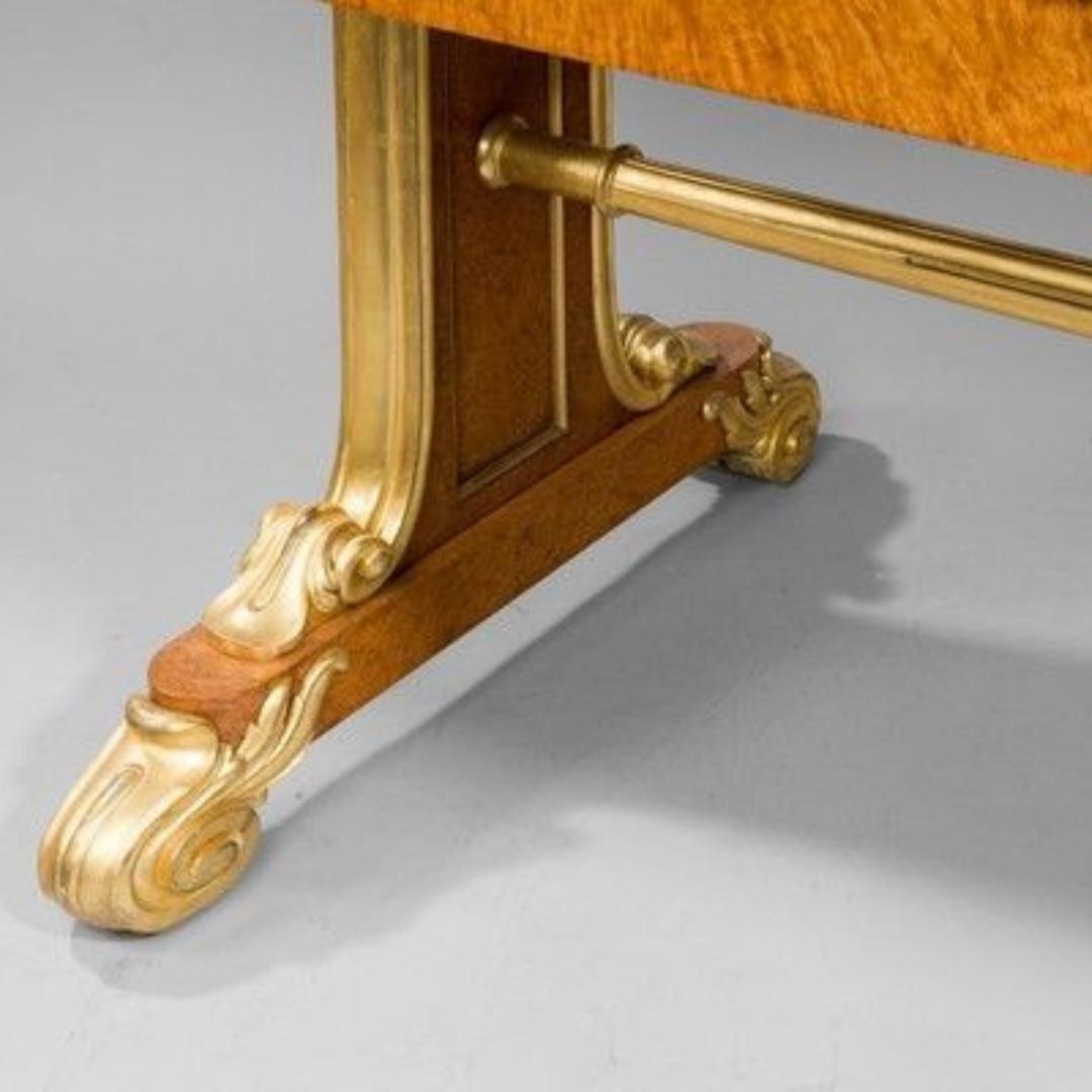 Regency Amboyna and parcel gilt end support library table In Good Condition For Sale In Lymington, Hampshire