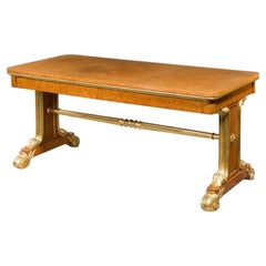 Table de bibliothèque de style Régence en Amboyna et colis doré.