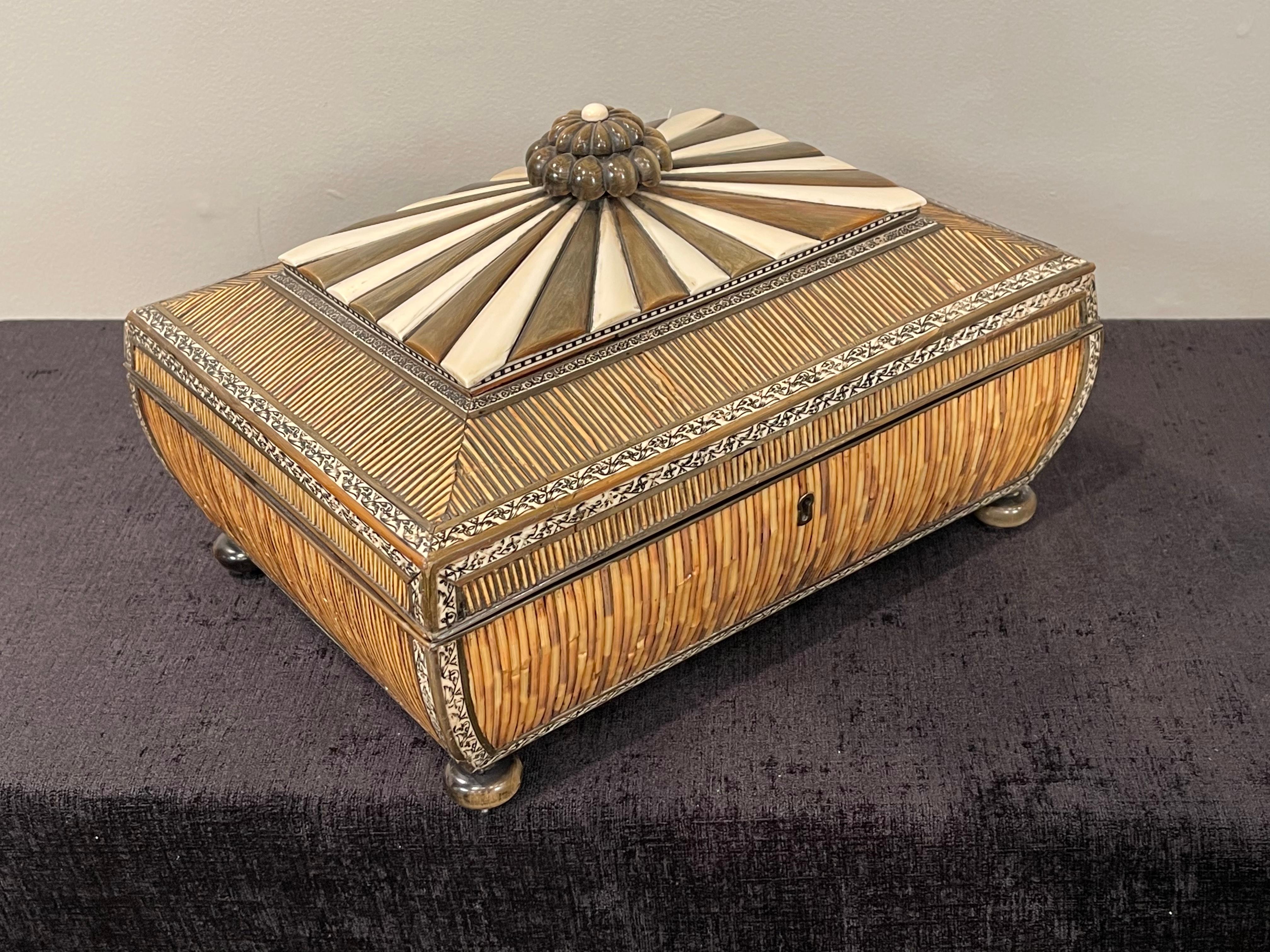 Cette boîte à couture d'époque Régence en piquants de porc, os, ivoire et bois de santal.
avec un intérieur intact et des outils de couture.