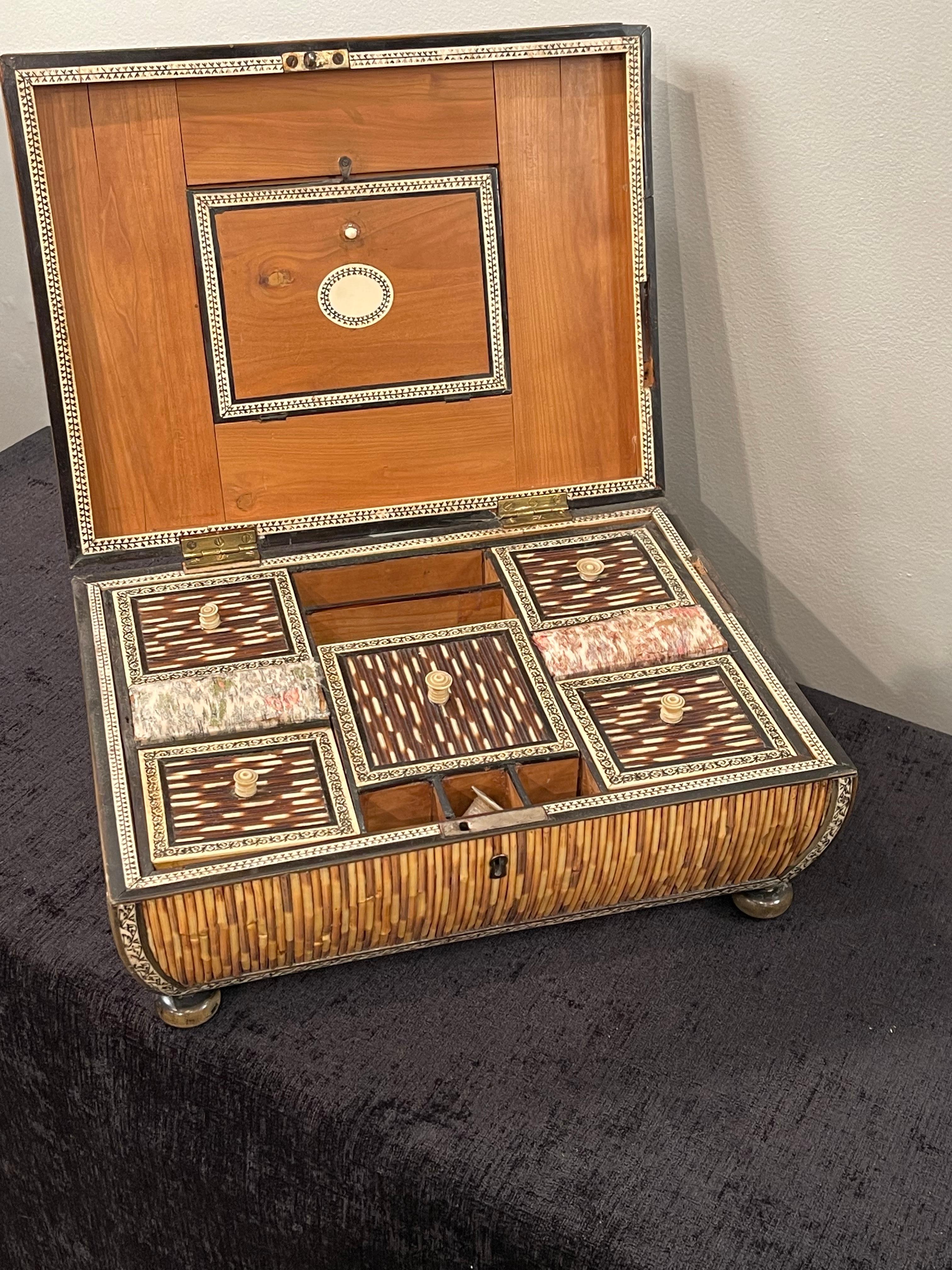 Boîte à couture Vizagapatam en bois de Sandale de style Regency Anglo Indian Quill Work Bon état - En vente à New York, NY