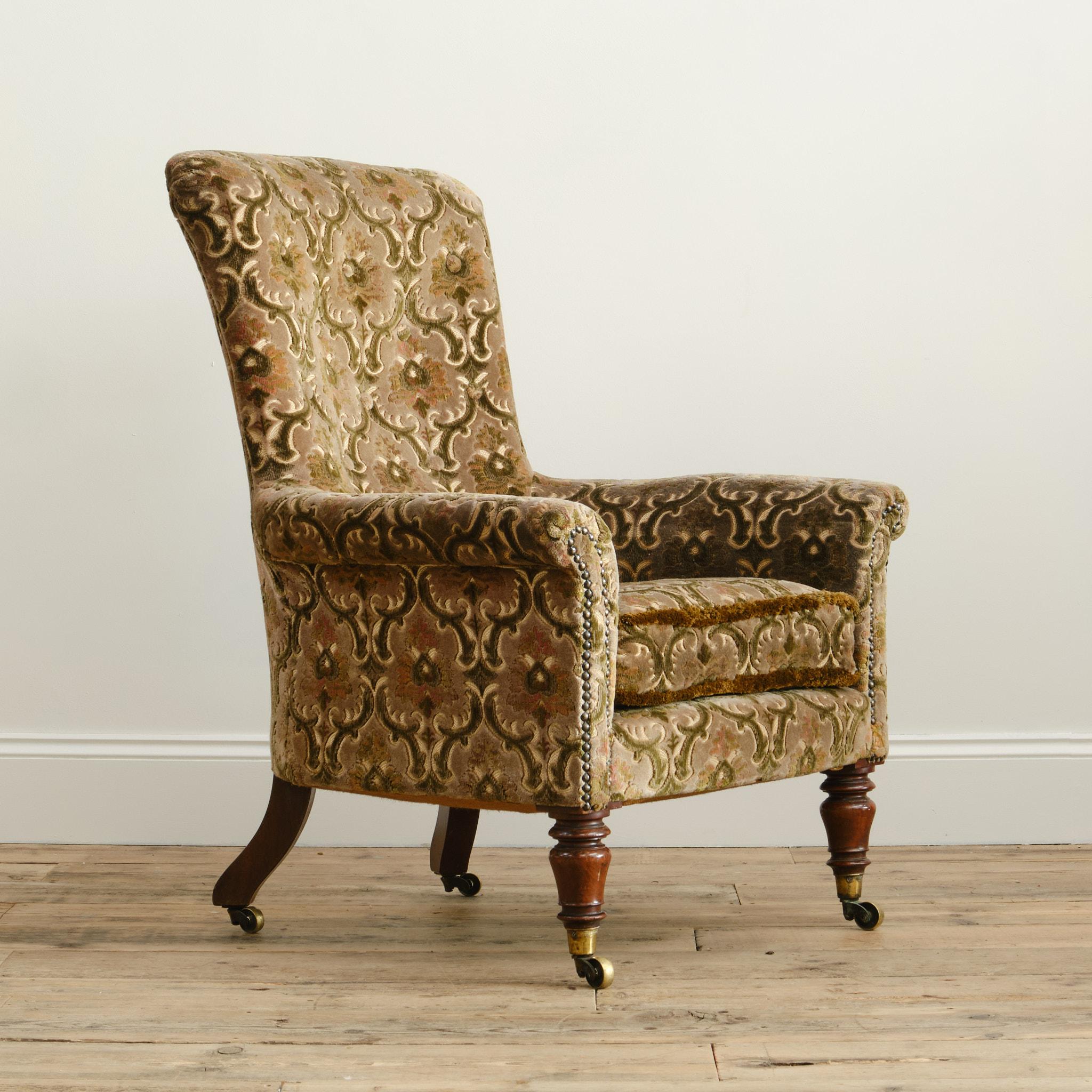 Fauteuil de maison de campagne à assise profonde de la période Régence anglaise. Elle repose sur des pieds en acajou avec les roulettes d'origine en laiton doré de Cope & Collinson. Probablement par Holland & Sons, bien que non estampillé. 

La