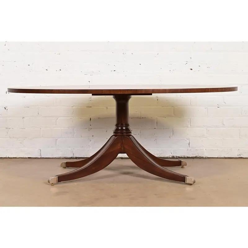 Georgien Table basse Regency en acajou flammé à bandes, récemment repeinte en vente