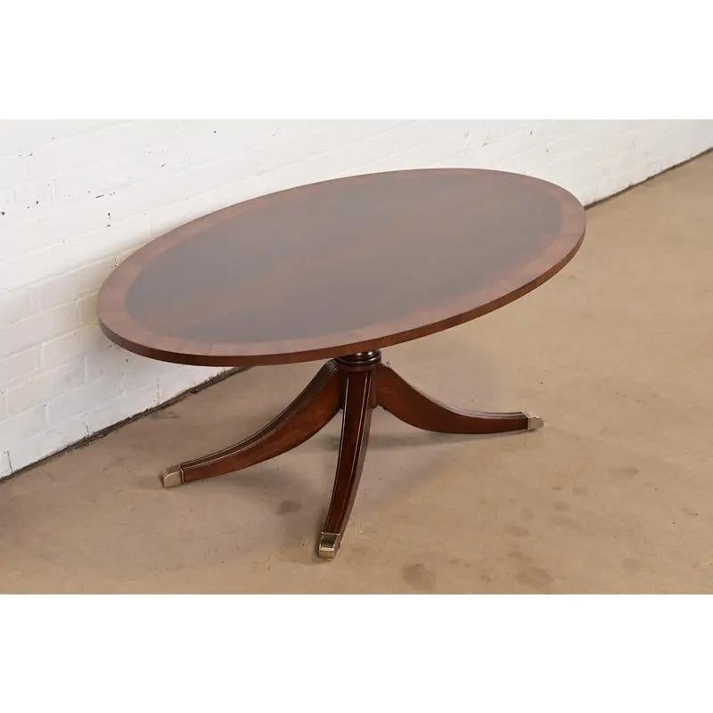 Américain Table basse Regency en acajou flammé à bandes, récemment repeinte en vente