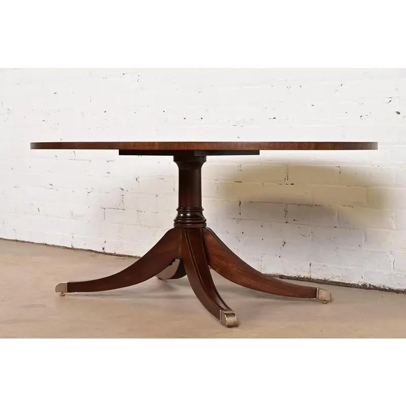 Table basse Regency en acajou flammé à bandes, récemment repeinte Bon état - En vente à South Bend, IN