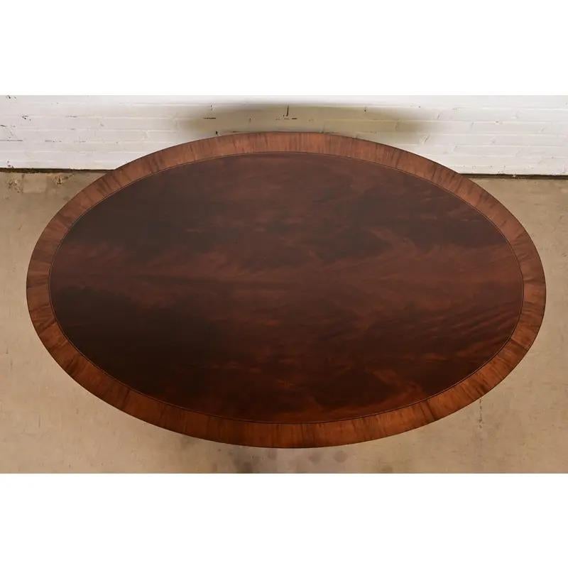 20ième siècle Table basse Regency en acajou flammé à bandes, récemment repeinte en vente
