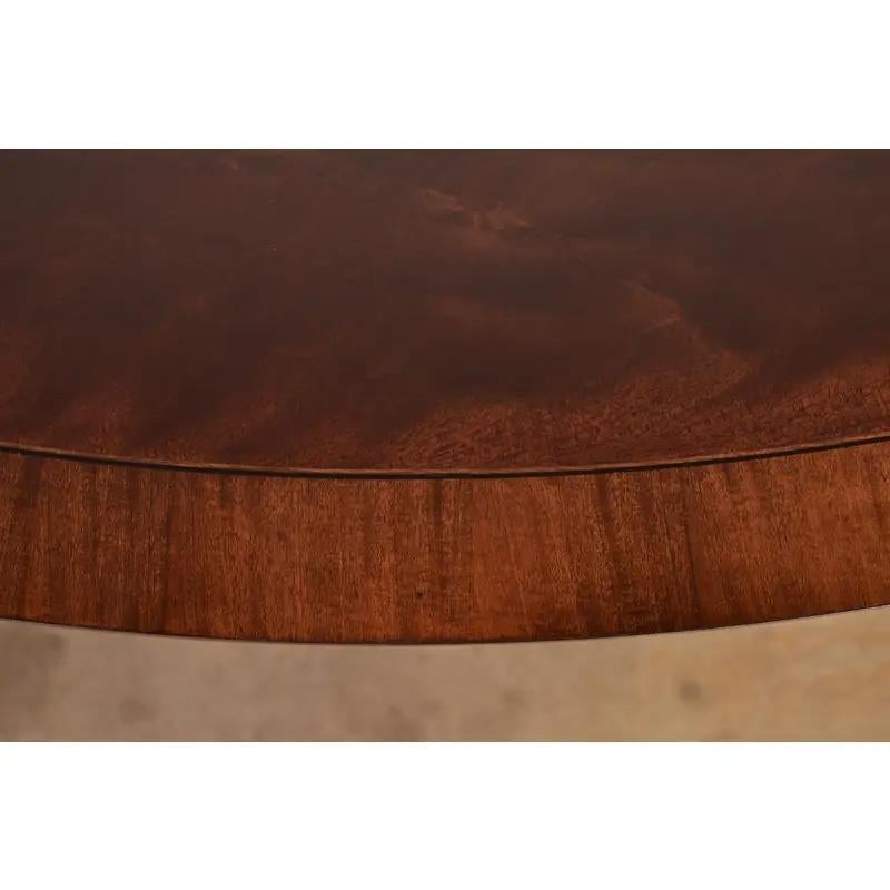 Laiton Table basse Regency en acajou flammé à bandes, récemment repeinte en vente