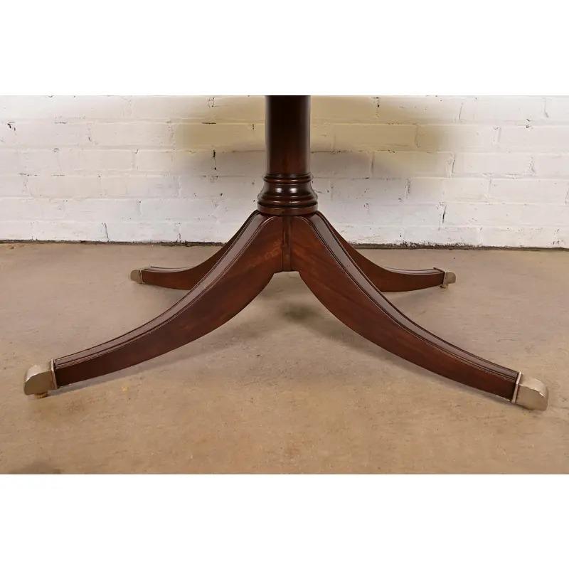 Table basse Regency en acajou flammé à bandes, récemment repeinte en vente 1