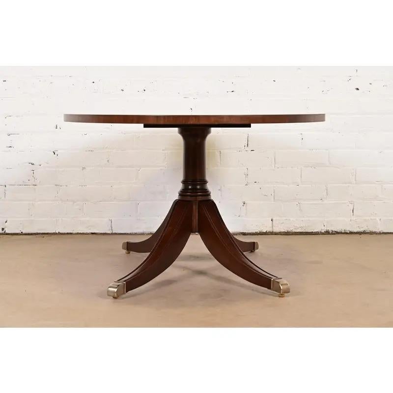 Table basse Regency en acajou flammé à bandes, récemment repeinte en vente 2