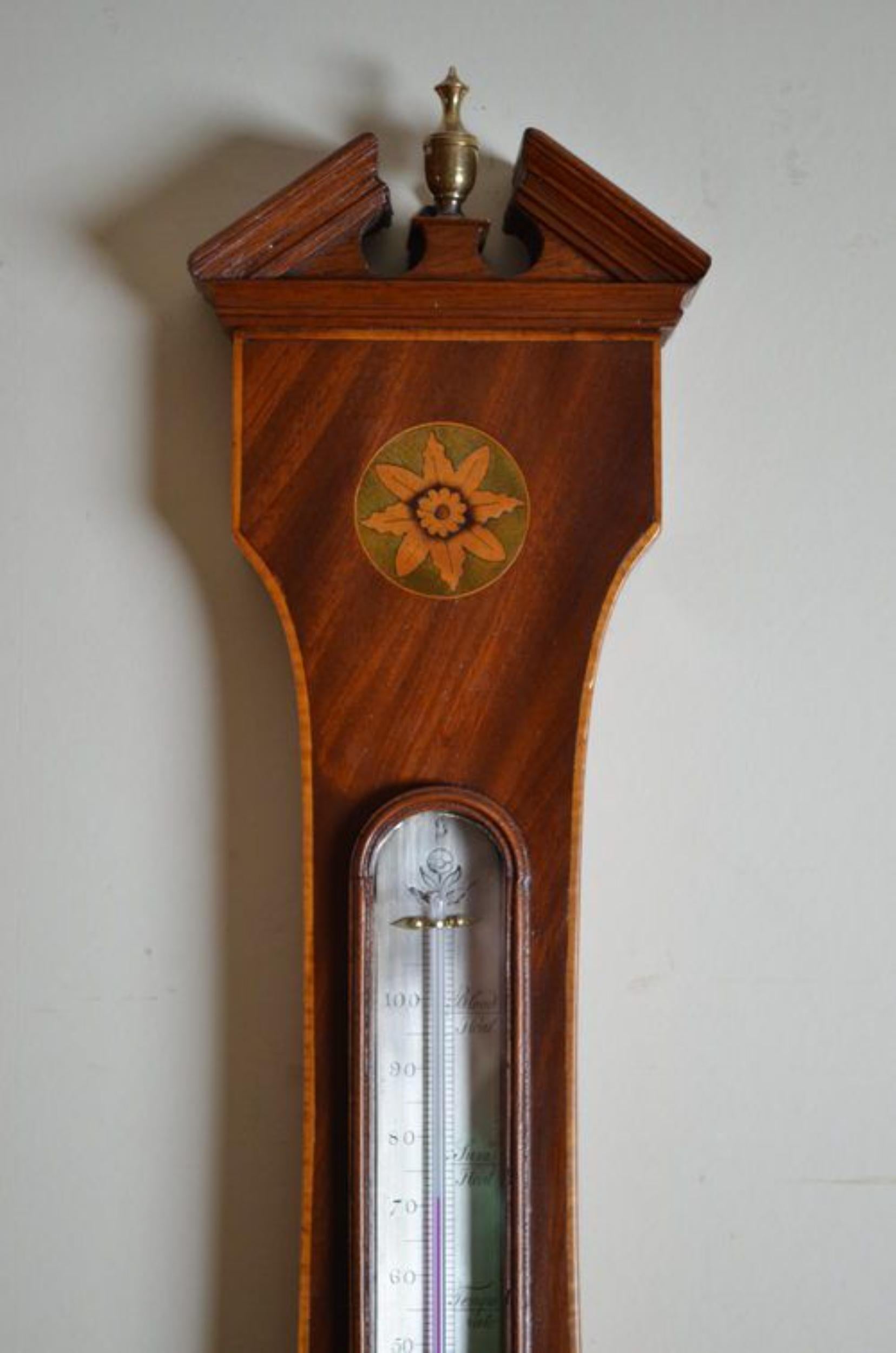 SN2487 Hochwertiges und sehr attraktives Regency-Radbarometer von Ortelli & Co, mit versilbertem Thermometer und Zifferblatt in einem Mahagonigehäuse mit Blumen- und Muschelintarsien und dreieckigem Giebel mit Messingknauf oben. um 1820
Maße: H39