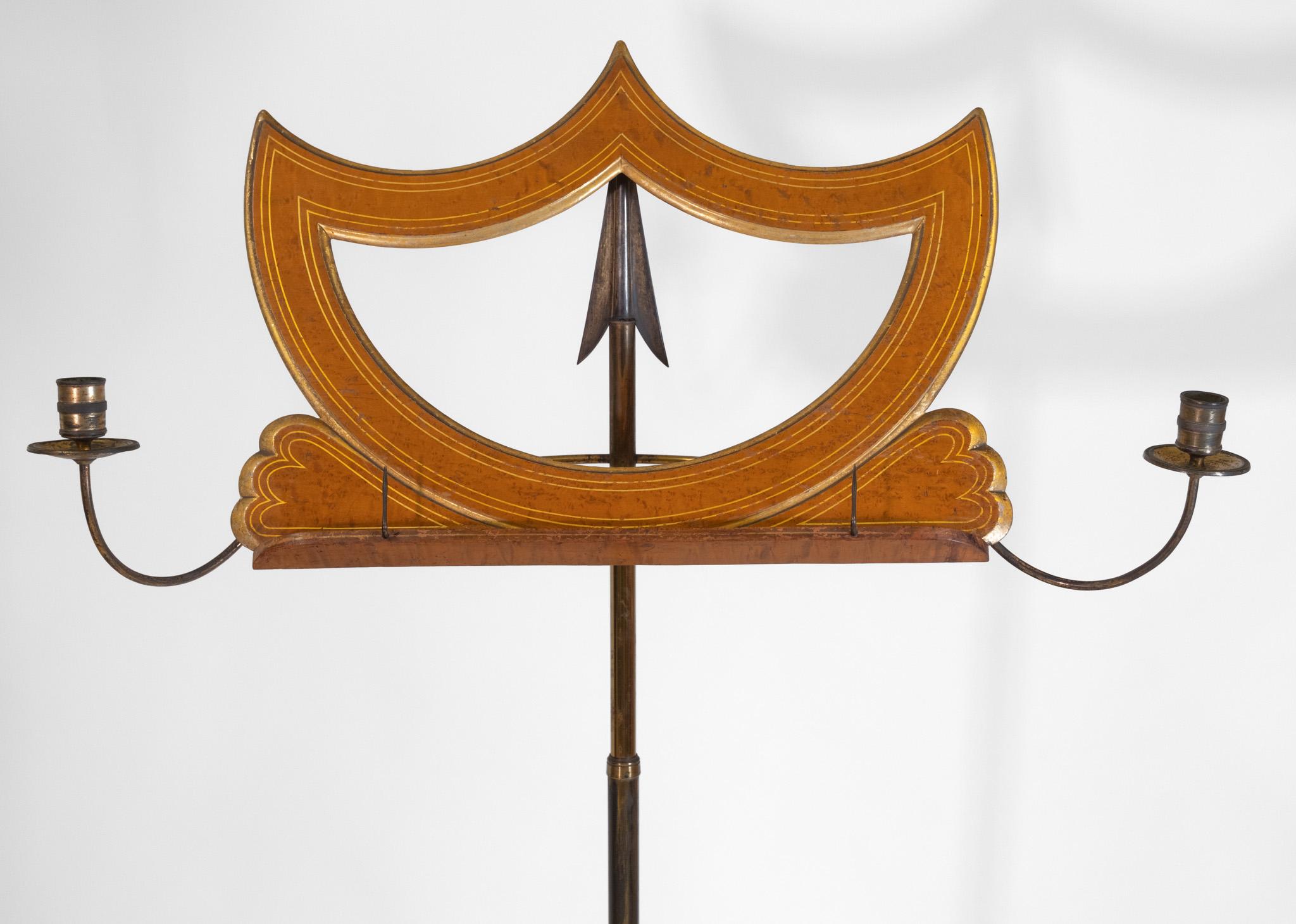 Leggio Regency in acero, ottone dorato e parcellare, regolabile. Probabilmente di Sebastien Erard. Londra. Circa 1810.

Questo superbo supporto ha un vassoio a forma di mezzaluna con bracci articolati in ottone per le candele, che terminano con