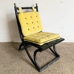 Chaise Regency noire en faux bambou et canne avec coussins jaunes touffus