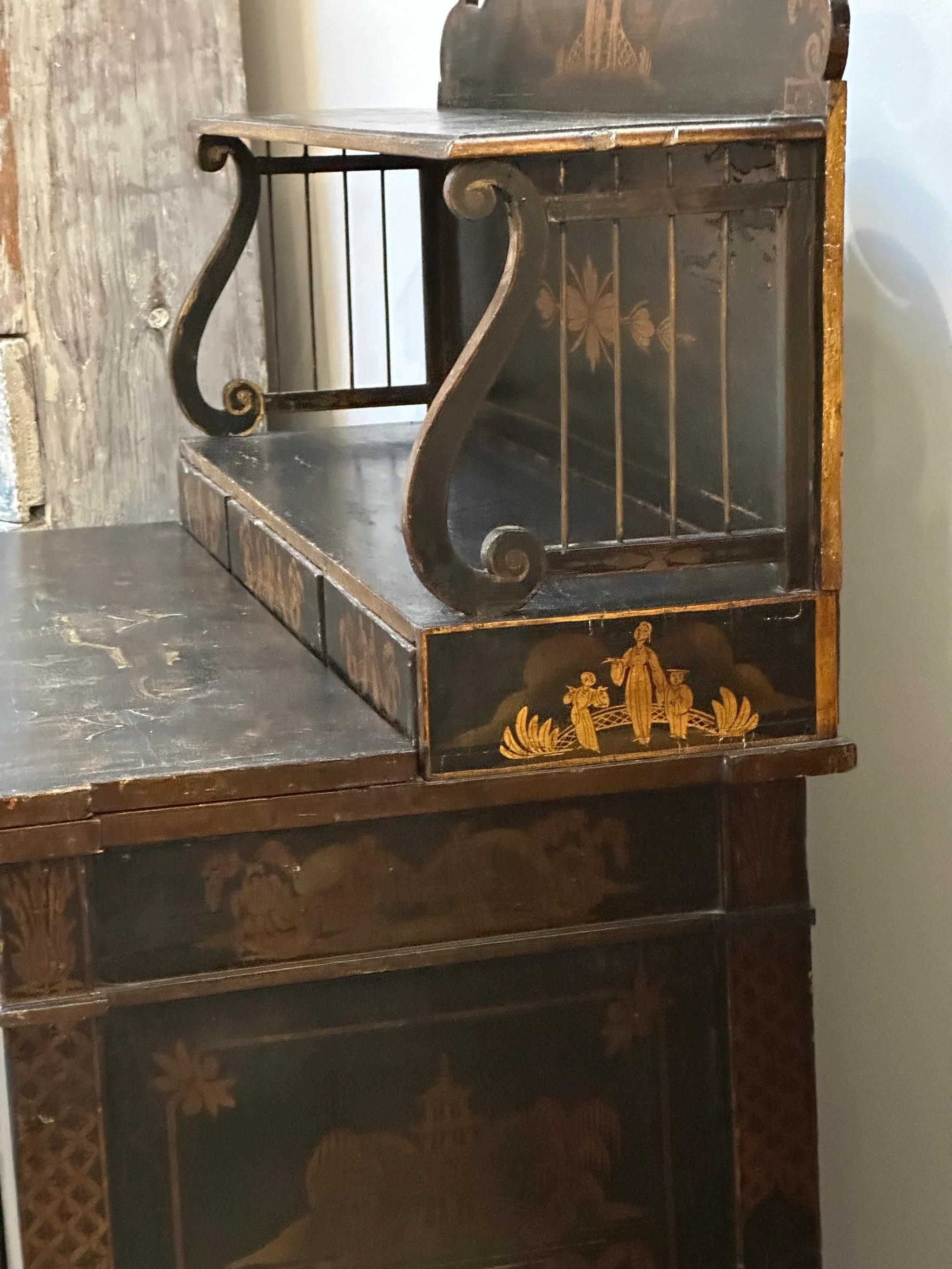 Regency-Beistellschrank, schwarz lackiert und teilweise vergoldet, Chinoiserie-Dekor (Holz) im Angebot