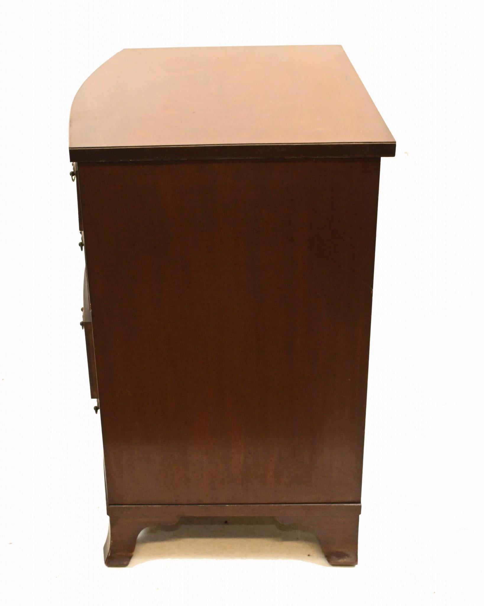 Début du XIXe siècle Coffre à tiroirs de style Régence en acajou 1810 en vente