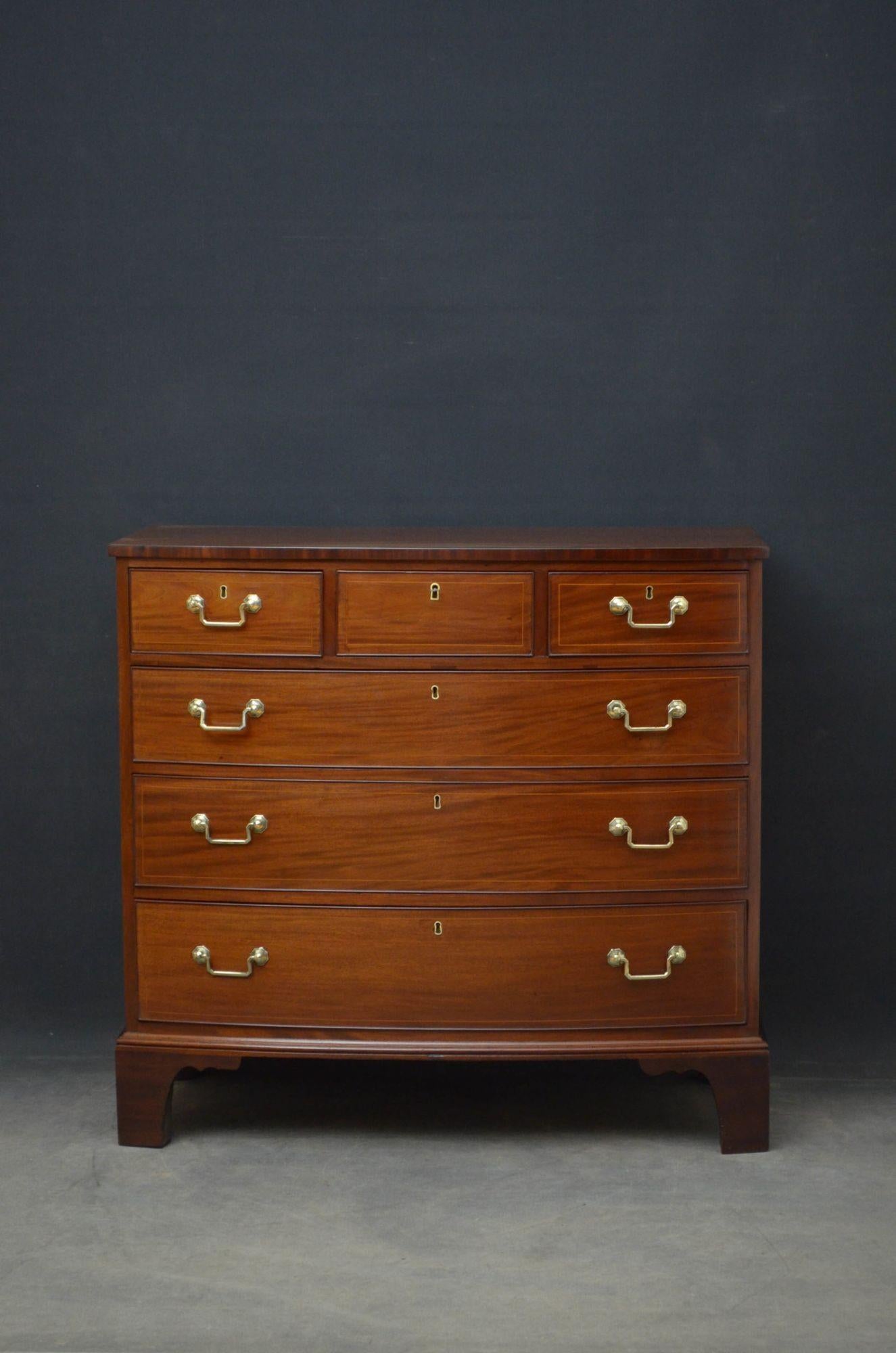 Sn4746, cassettiera in mogano di epoca Regency, con struttura ad arco, piano in mogano intarsiato a cordoncino, 3 cassetti corti (con chiave per aprire e chiudere il cassetto centrale) e 3 cassetti lunghi, graduati, con perline di gallo e intarsiati