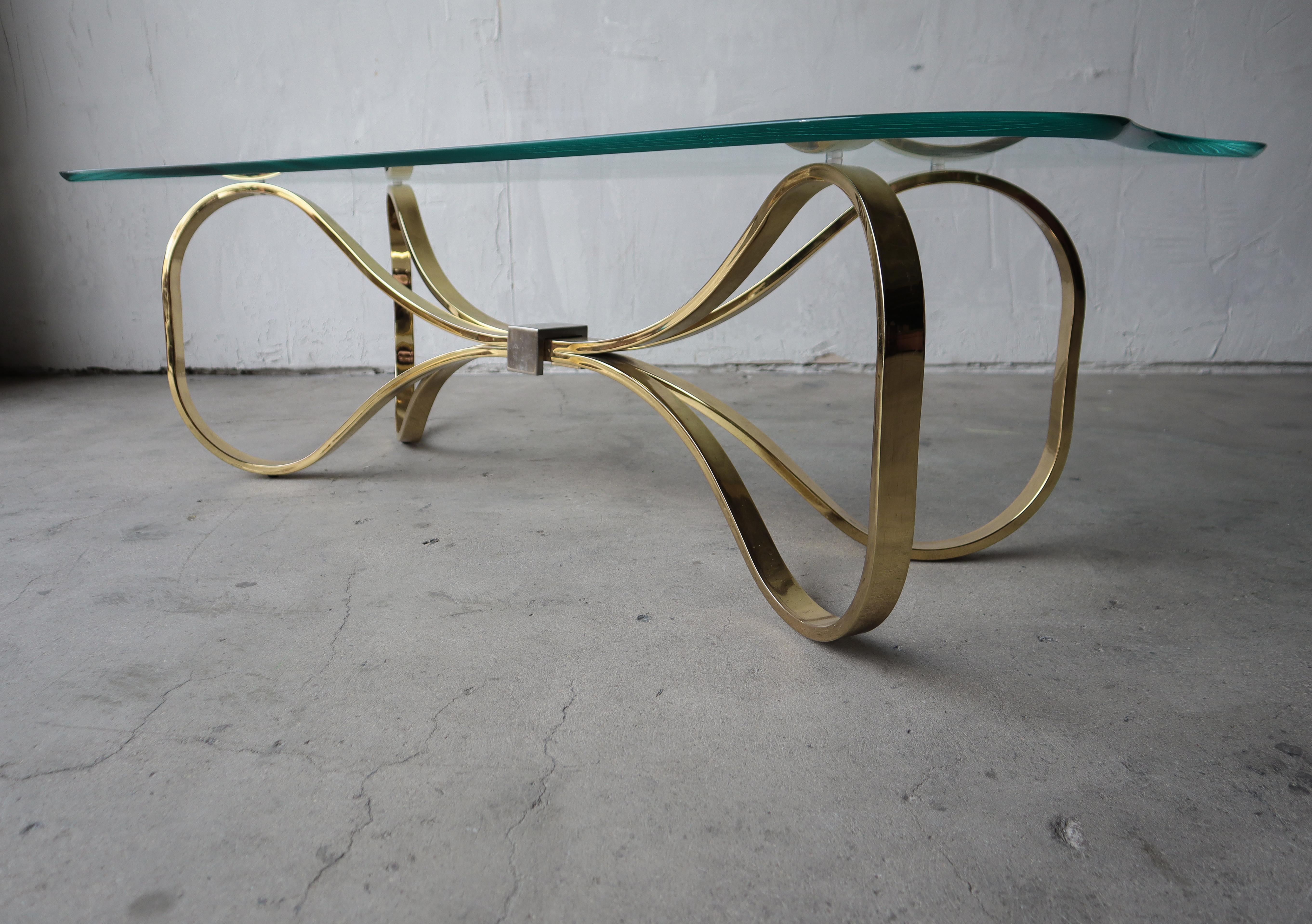 Regency Brass and Glass Bow Tie Coffee Table In Good Condition For Sale In Las Vegas, NV