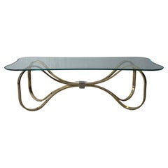 Table basse de style Régence en laiton et verre avec nœud papillon