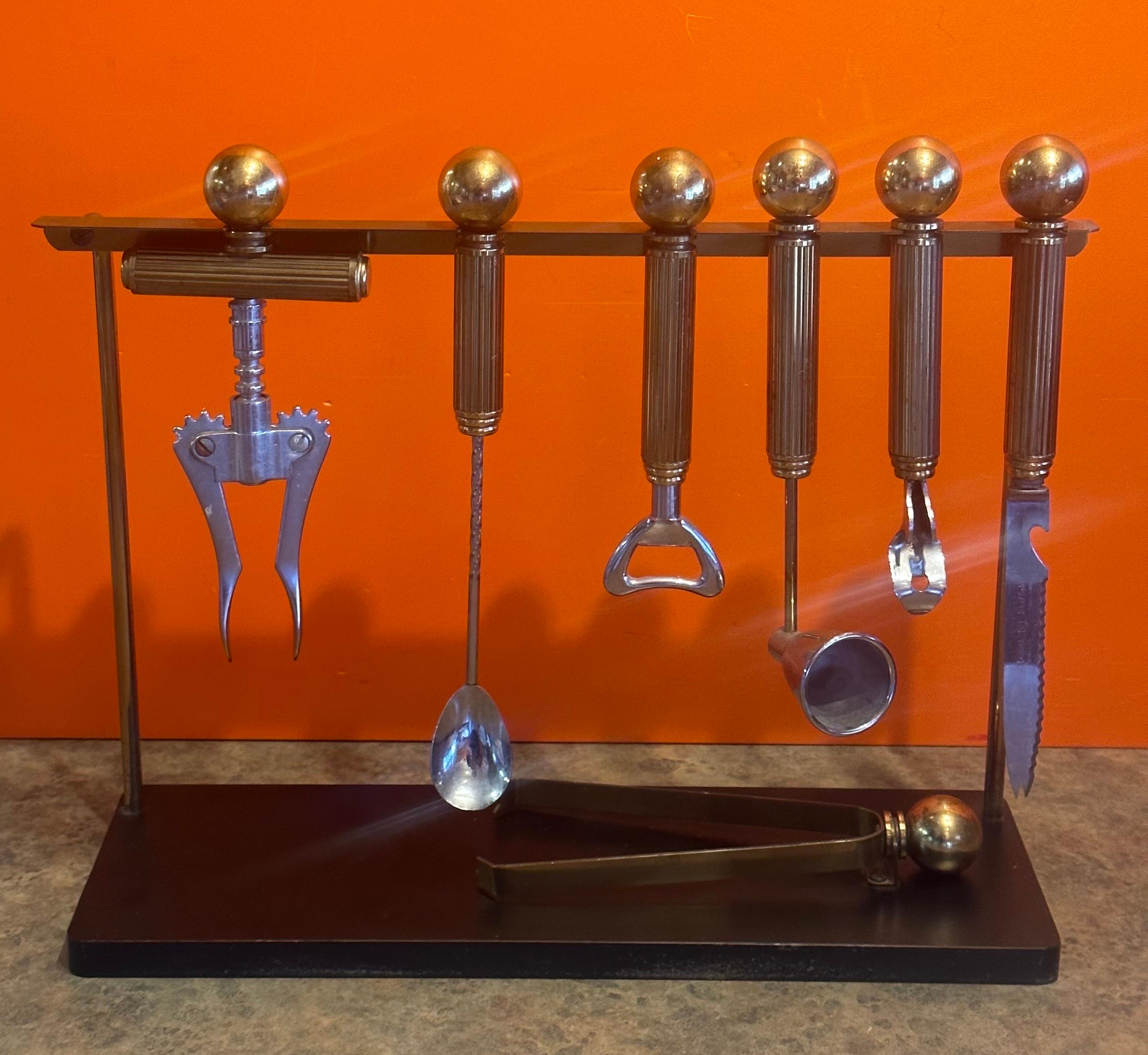 Achtteiliges Regency-Cocktail-Barwerkzeug-Set aus Messing und Bakelit von Maxwell Phillips im Zustand „Gut“ im Angebot in San Diego, CA