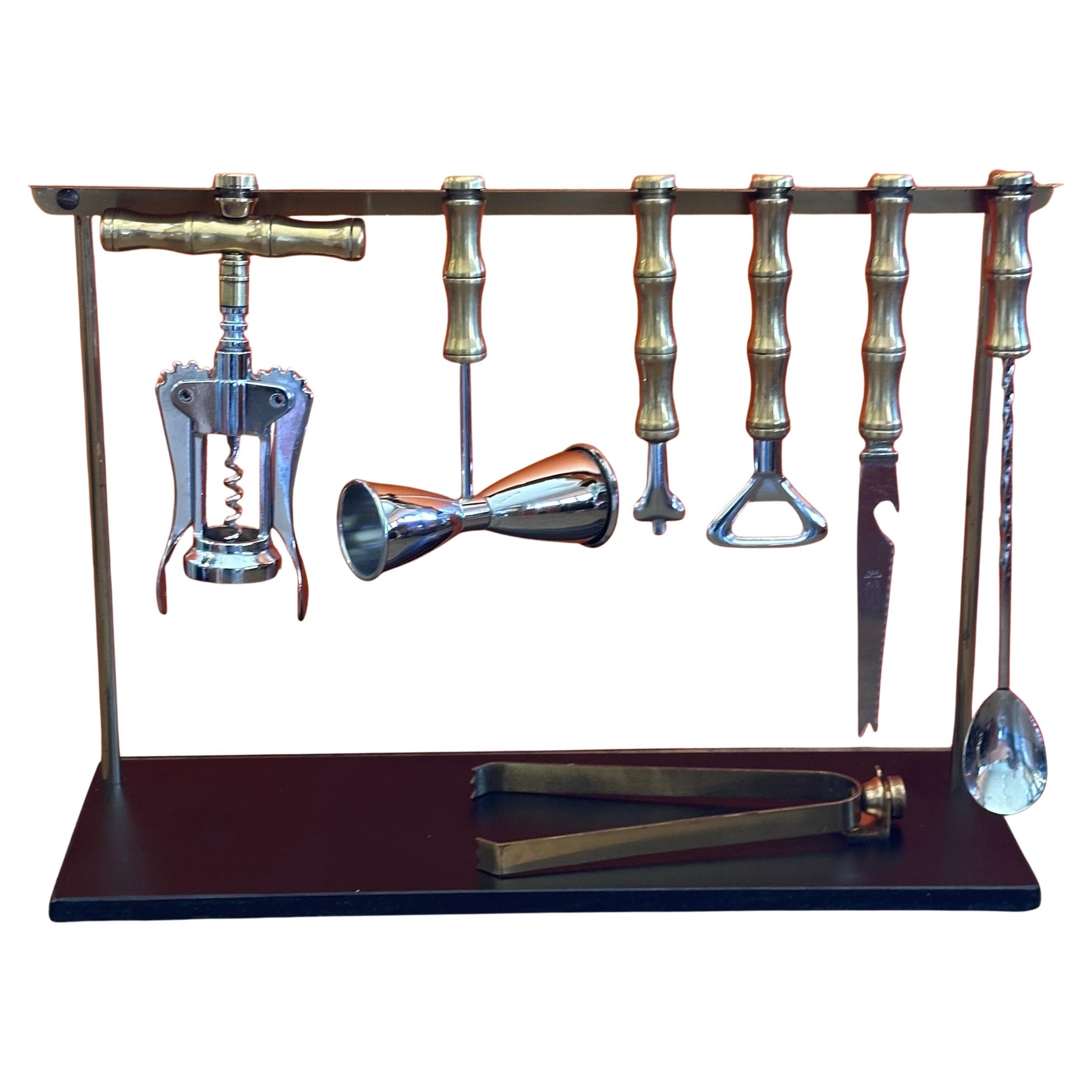 Juego de ocho utensilios de latón y baquelita para cócteles Regency de Maxwell Phillips