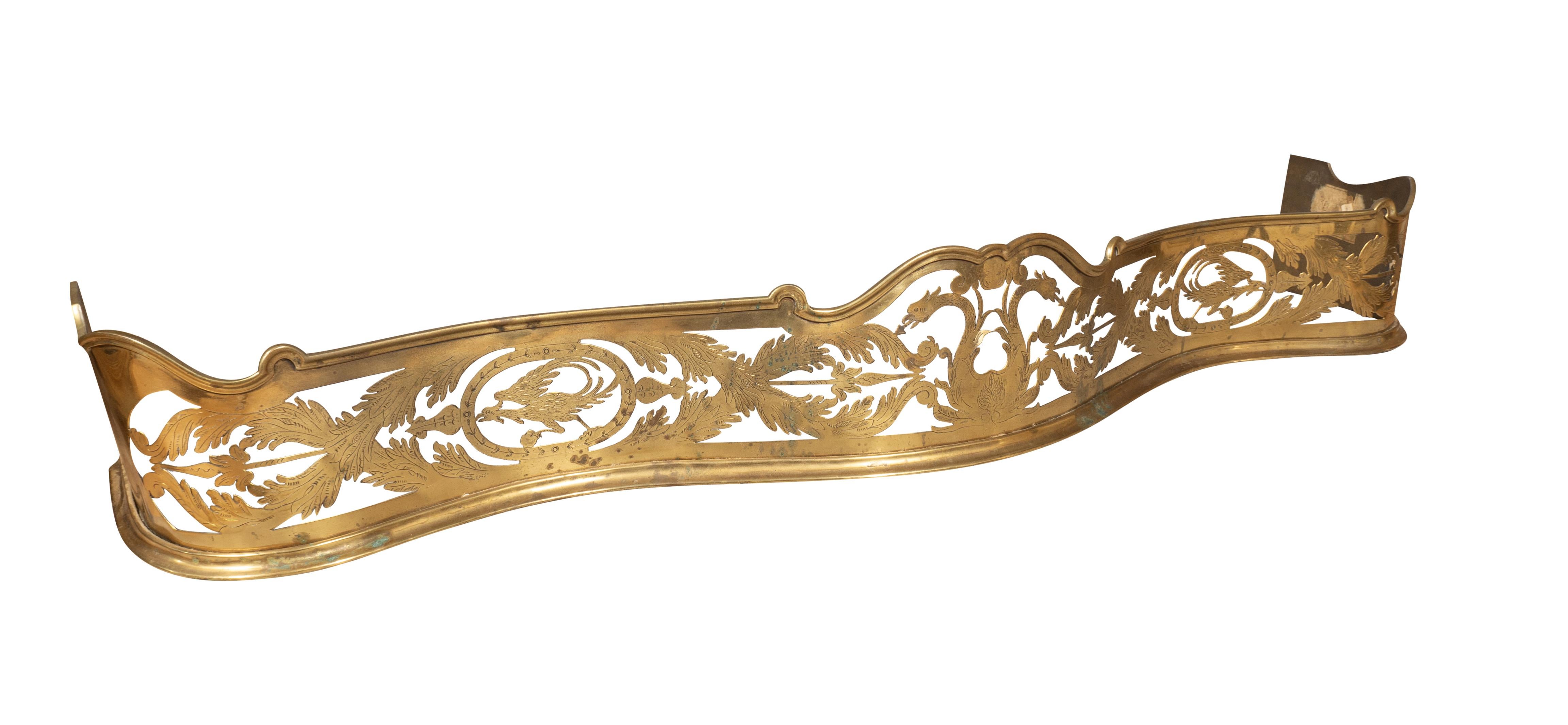 De forme serpentine, elle est ornée d'un décor ajouré et gravé d'oiseaux phénix et de feuillages.
