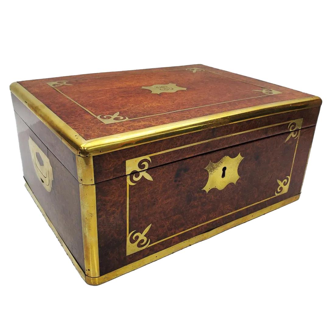 Caja de tocador georgiana tardía/victoriana temprana de madera de burl de thuya con bordes de latón redondeados, la parte superior y frontal con incrustaciones de líneas de latón que conectan dispositivos decorativos en las esquinas centrando una