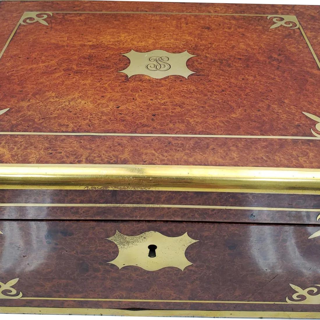 Caja de joyería o tocador de madera de thuya con incrustaciones y encuadernación de latón de la Regencia Inglés en venta