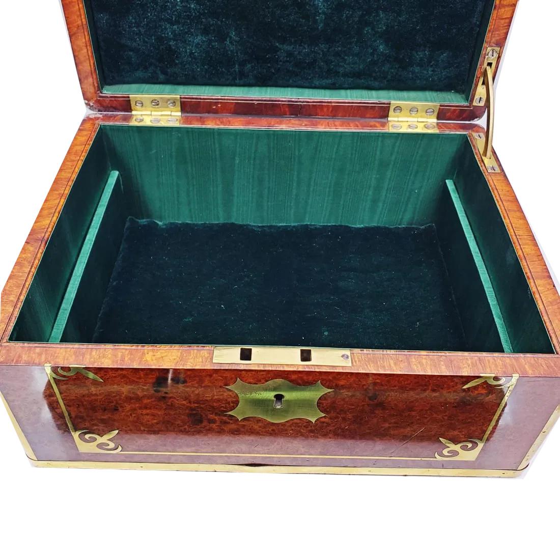 Caja de joyería o tocador de madera de thuya con incrustaciones y encuadernación de latón de la Regencia en Bueno estado para la venta en Chapel Hill, NC