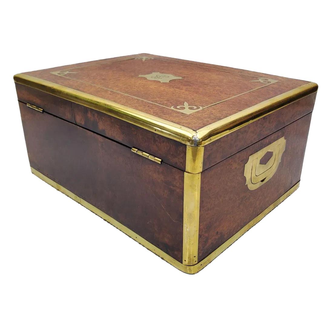 Caja de joyería o tocador de madera de thuya con incrustaciones y encuadernación de latón de la Regencia Latón en venta