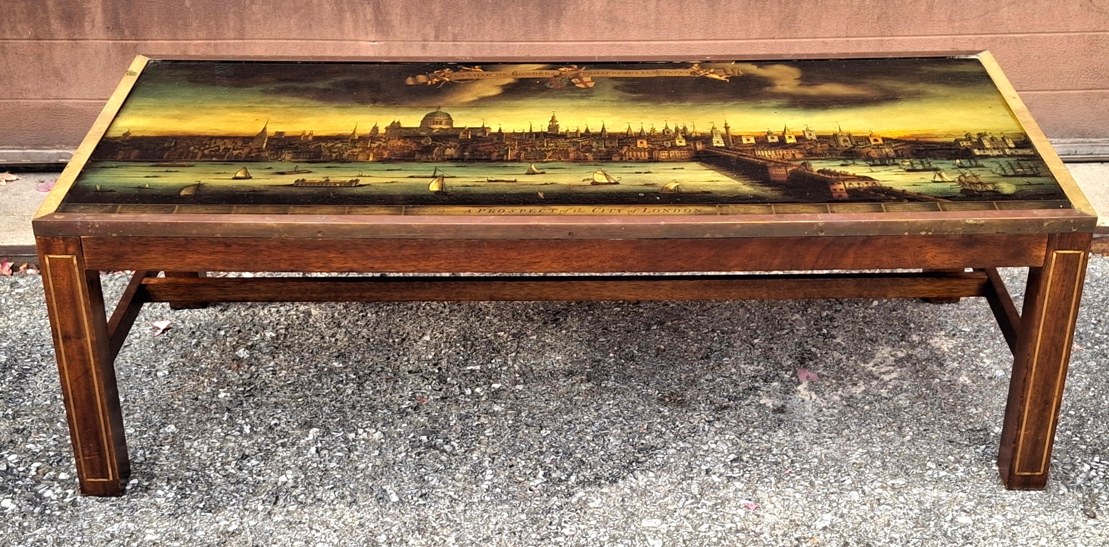 Américain Table basse de style Régence en acajou incrusté de laiton, avec plan de Londres imprimé, Circa 1930 en vente