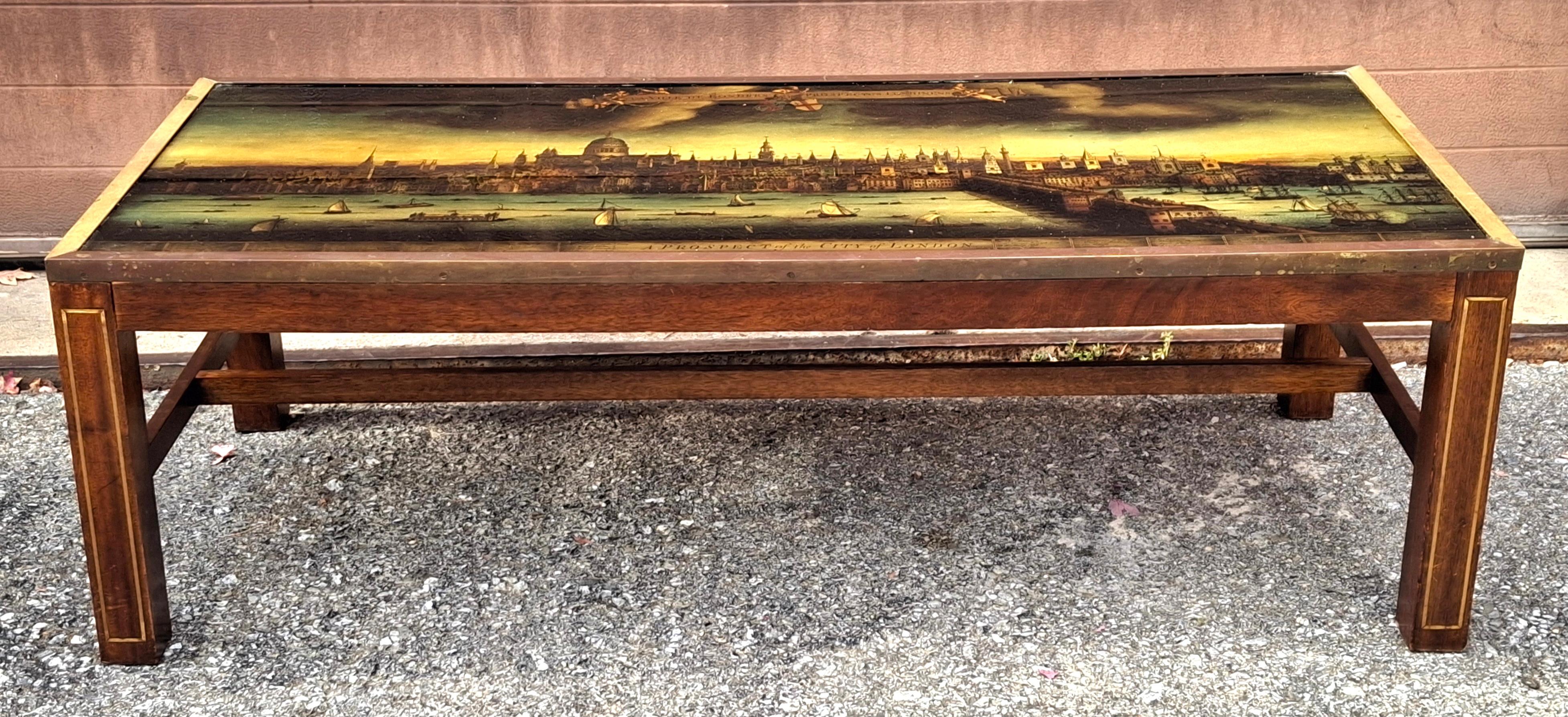 Incrusté Table basse de style Régence en acajou incrusté de laiton, avec plan de Londres imprimé, Circa 1930 en vente