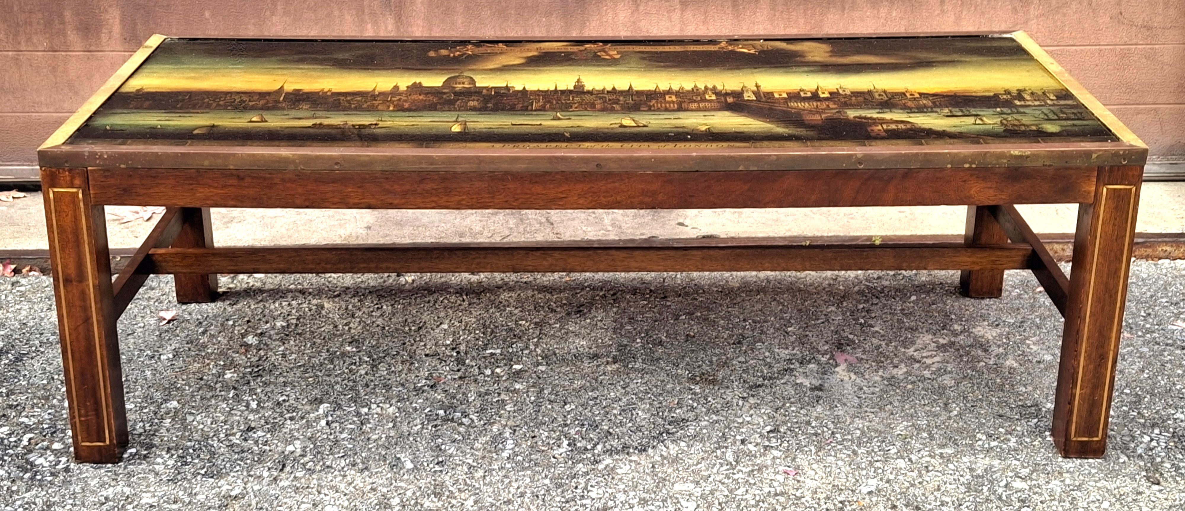 Table basse de style Régence en acajou incrusté de laiton, avec plan de Londres imprimé, Circa 1930 Bon état - En vente à Germantown, MD