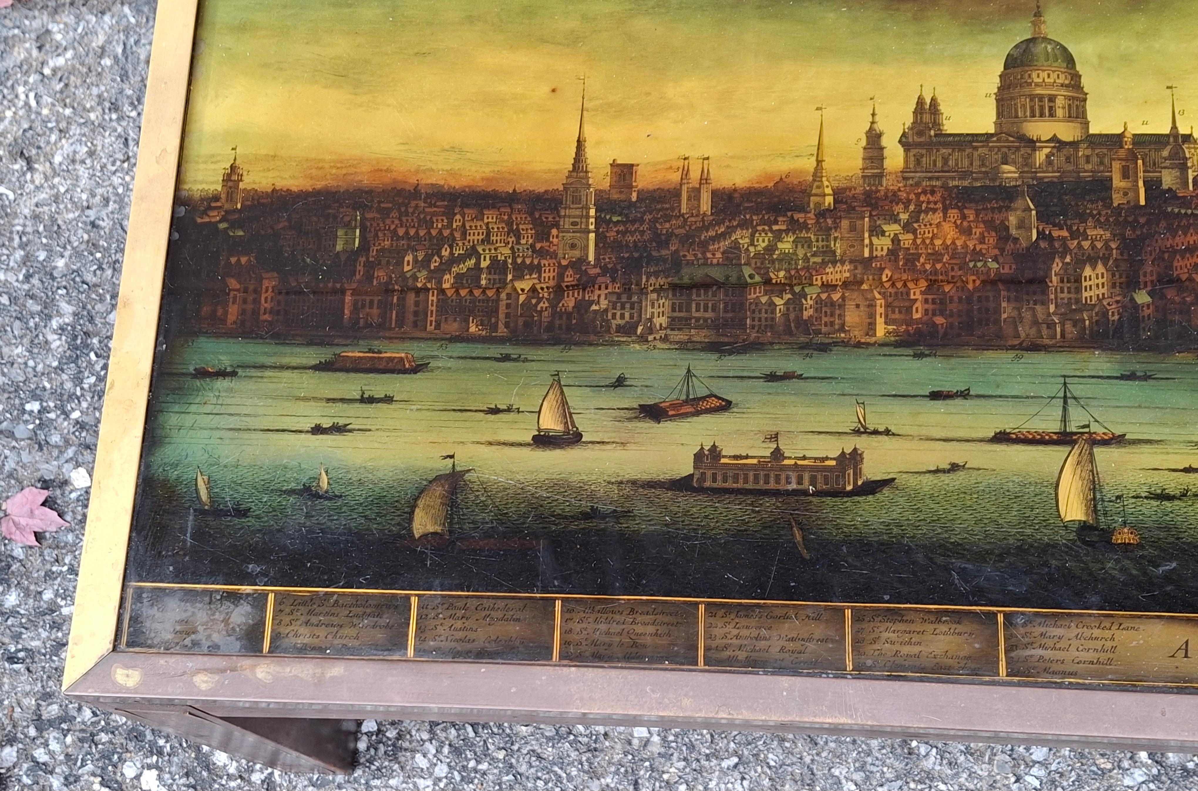 Table basse de style Régence en acajou incrusté de laiton, avec plan de Londres imprimé, Circa 1930 en vente 1