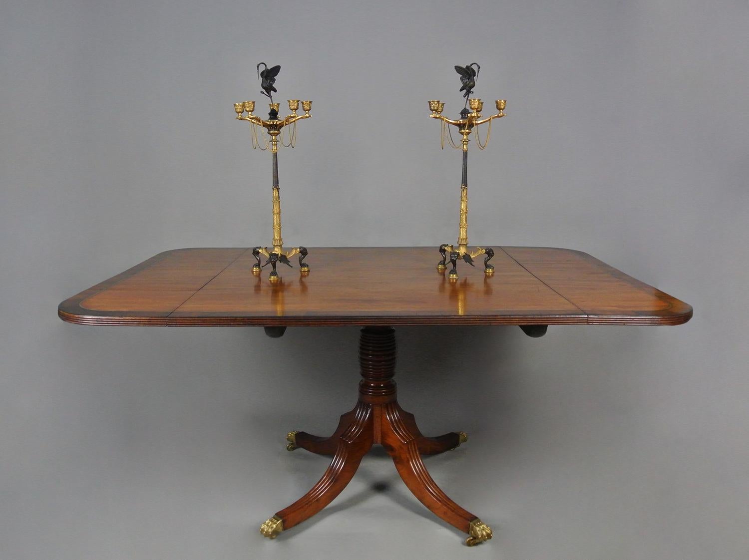 Table de salle à manger à plateau basculant de très belle qualité, avec feuilles rabattables.  Le plateau profond et solide est incrusté d'une fine bande de laiton soulignant un bord profondément croisé en bois de rose, avec un bord cannelé sculpté