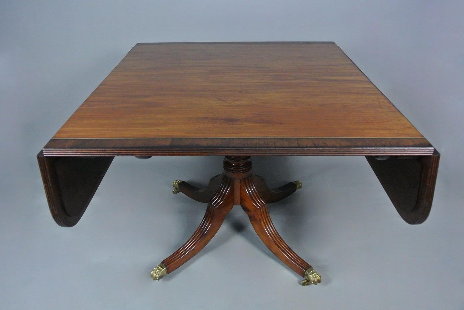 Acajou Table de salle à manger Regency en acajou et palissandre incrusté de laiton c. 1820 en vente