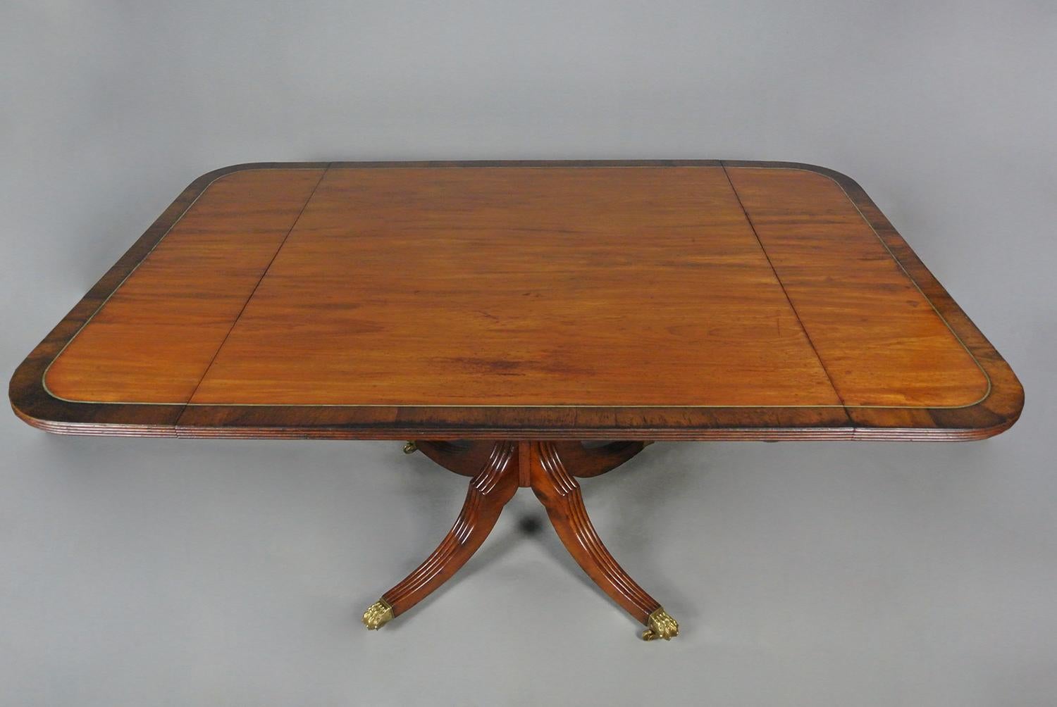 Table de salle à manger Regency en acajou et palissandre incrusté de laiton c. 1820 en vente 2