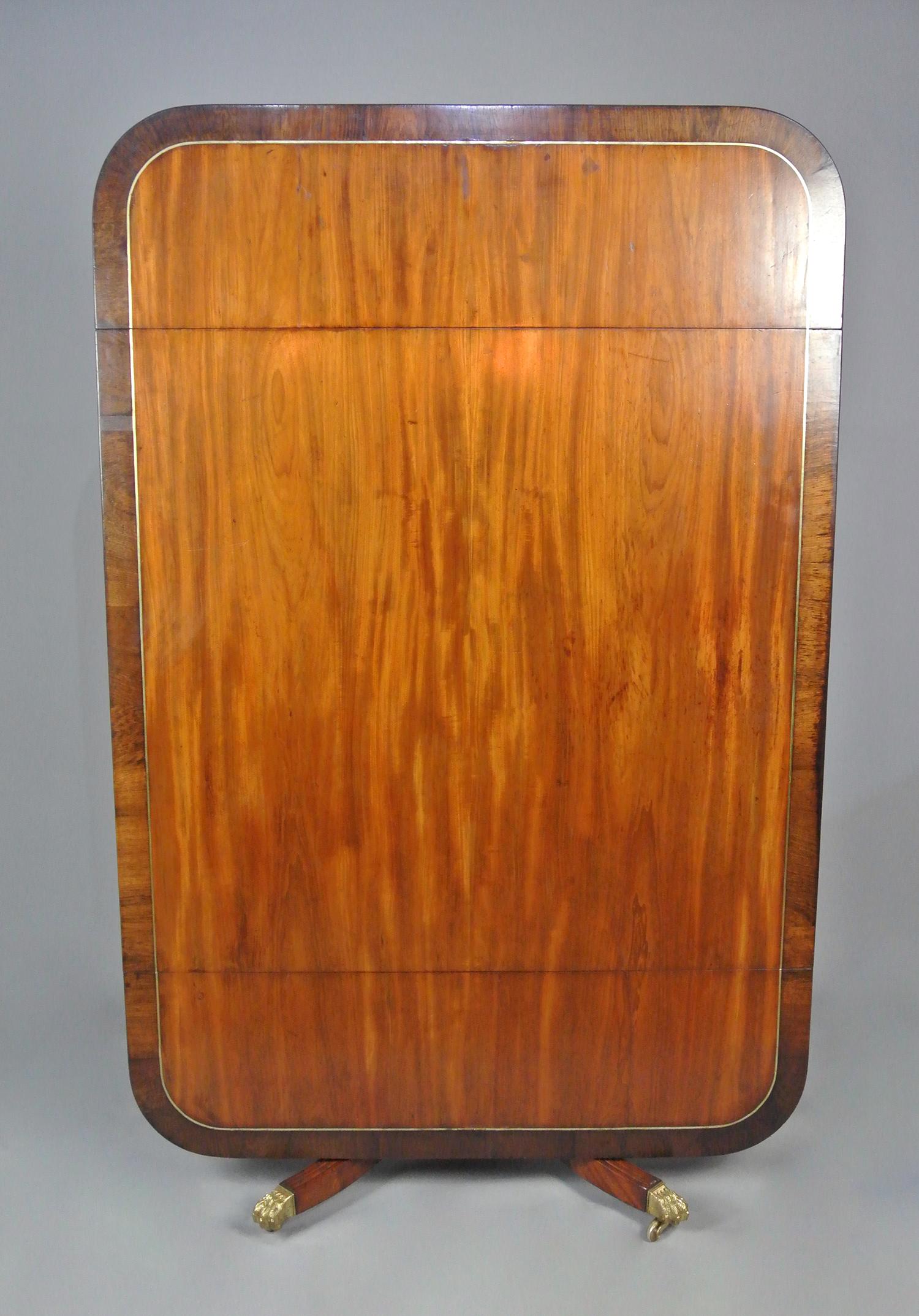Table de salle à manger Regency en acajou et palissandre incrusté de laiton c. 1820 en vente 3