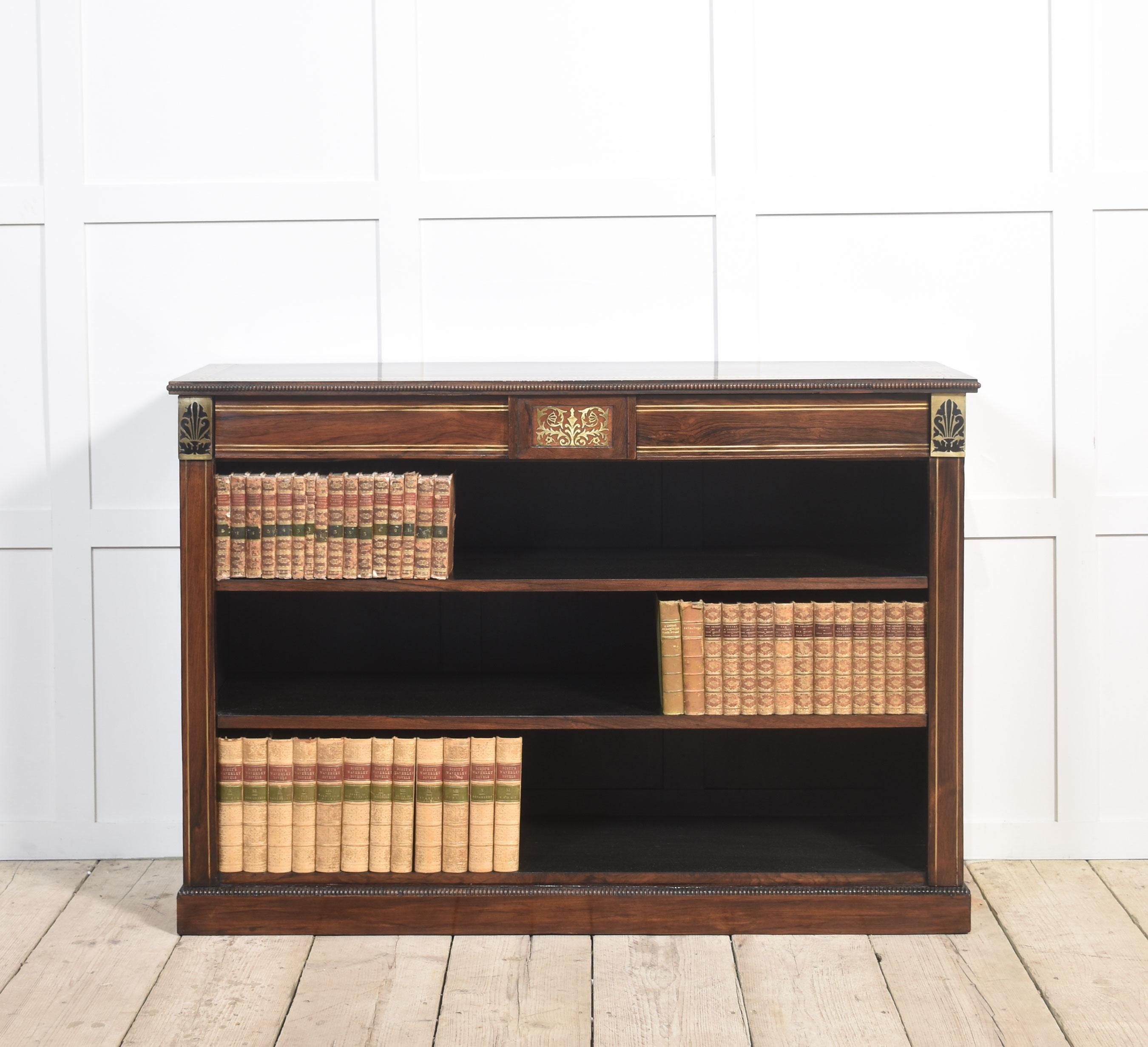 Libreria a giorno del XIX secolo, con piano rettangolare ben sagomato e bordo intarsiato in ottone sopra un fregio modanato con due cassetti liberi. L'interno è a ripiani regolabili, tutti sollevati su una base a zoccolo.
Dimensioni
Altezza 37