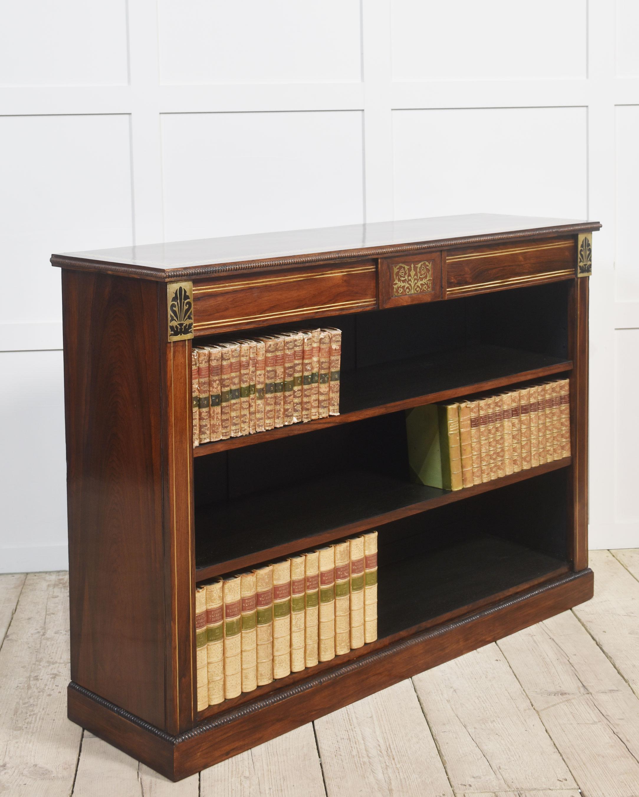 Legno Libreria a giorno Regency intarsiata in ottone in vendita