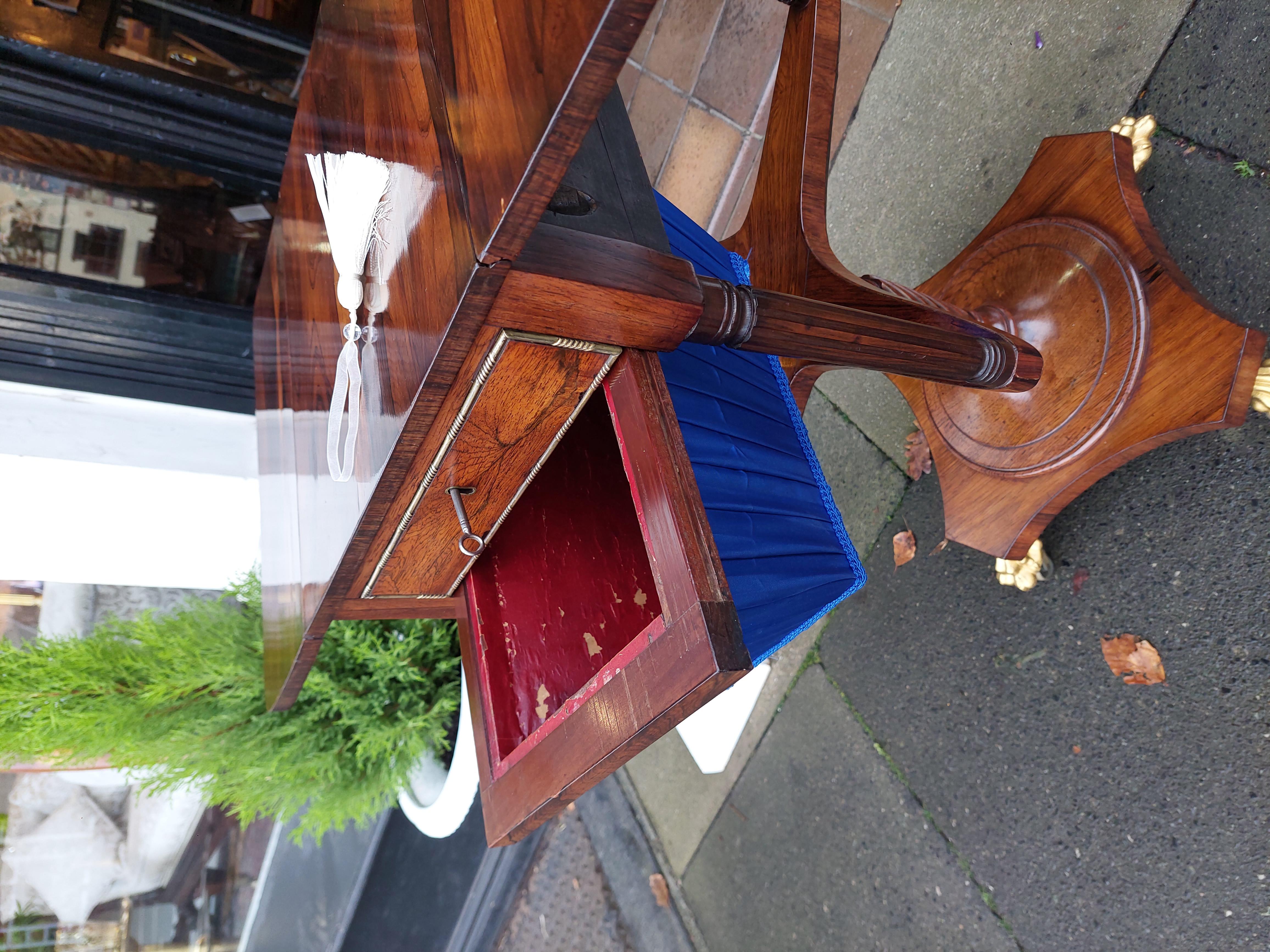 Table de travail en palissandre incrusté de laiton de style Régence en vente 3