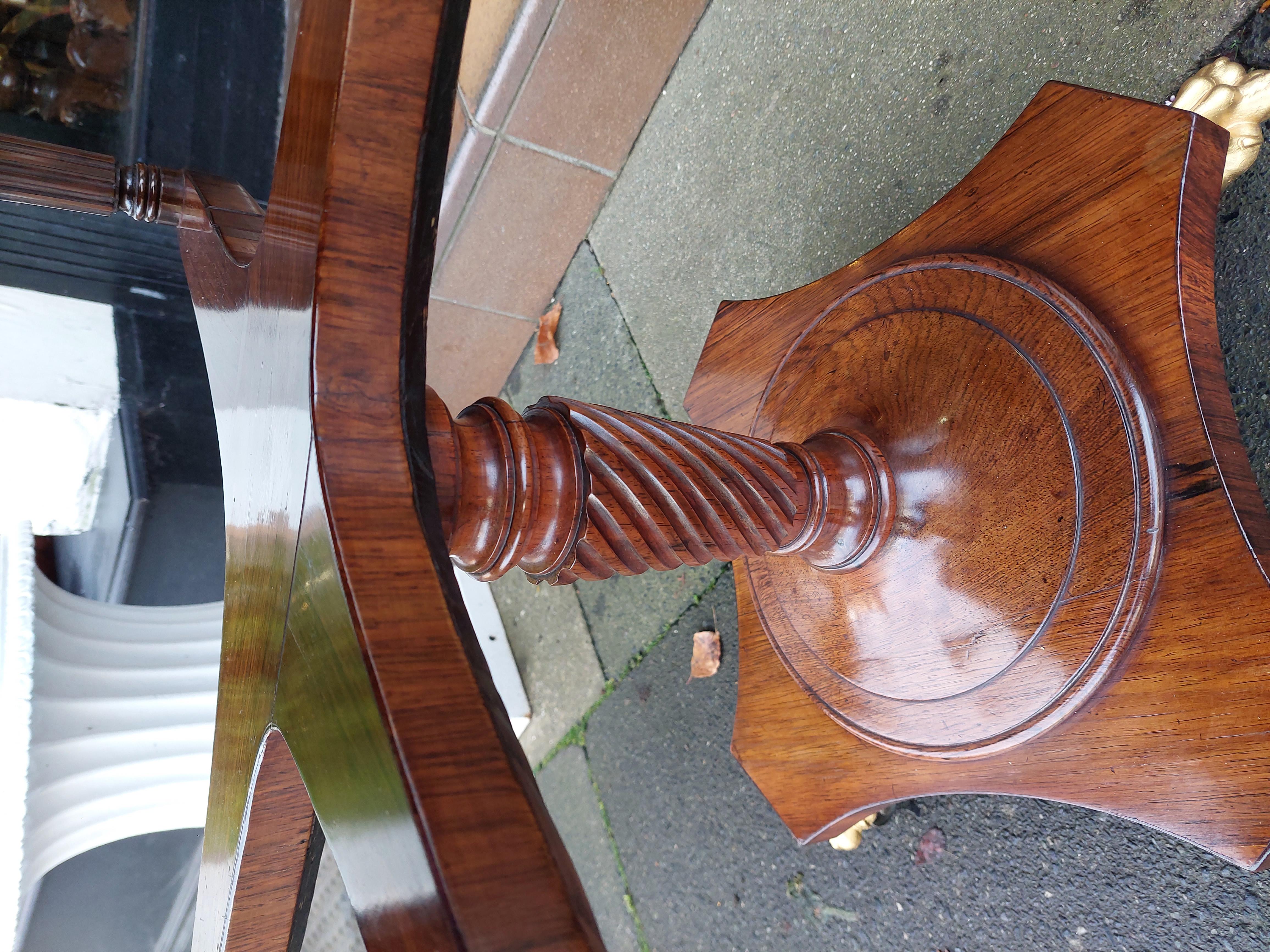 Table de travail en palissandre incrusté de laiton de style Régence en vente 4