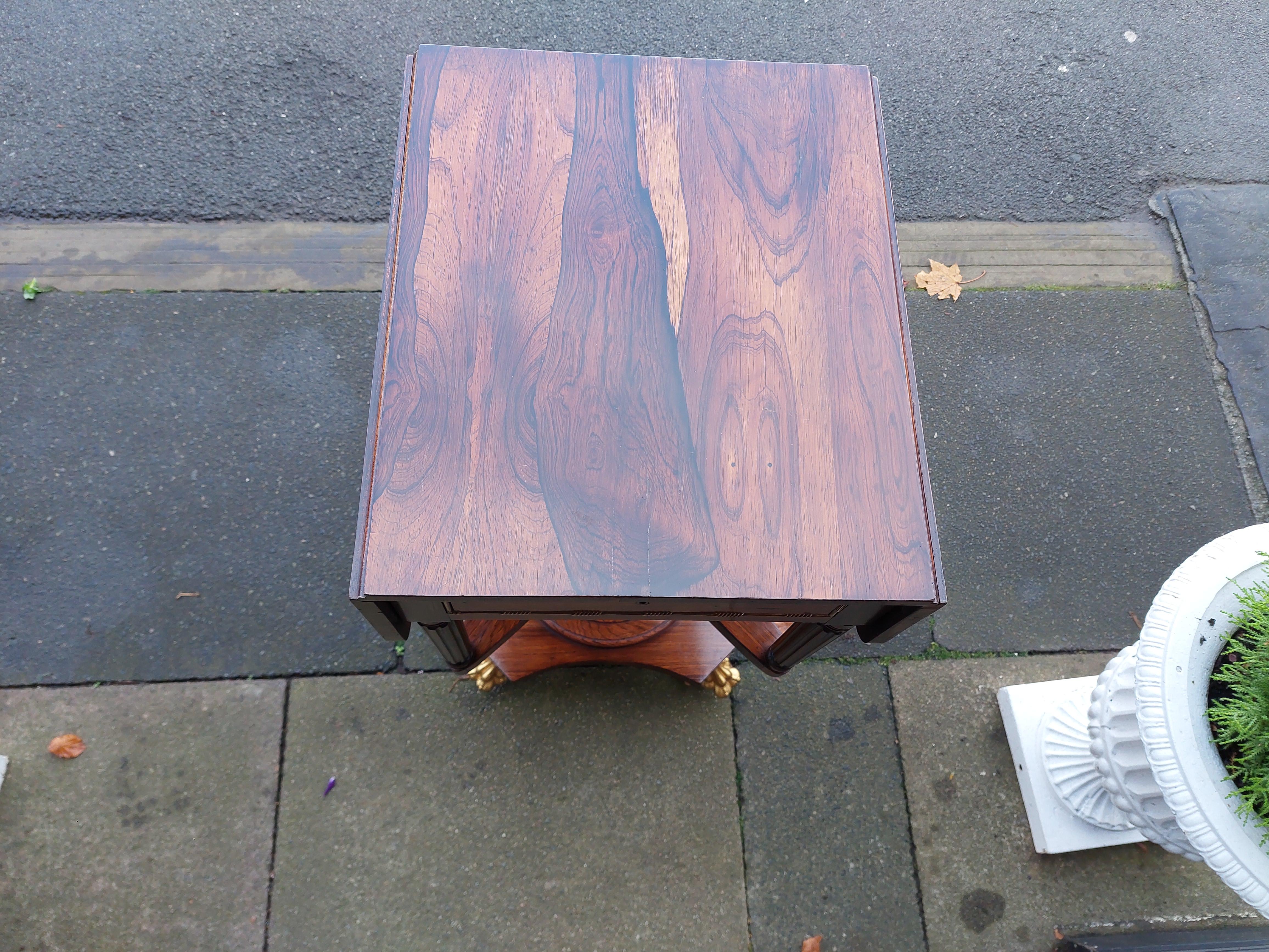 Regency Table de travail en palissandre incrusté de laiton de style Régence en vente