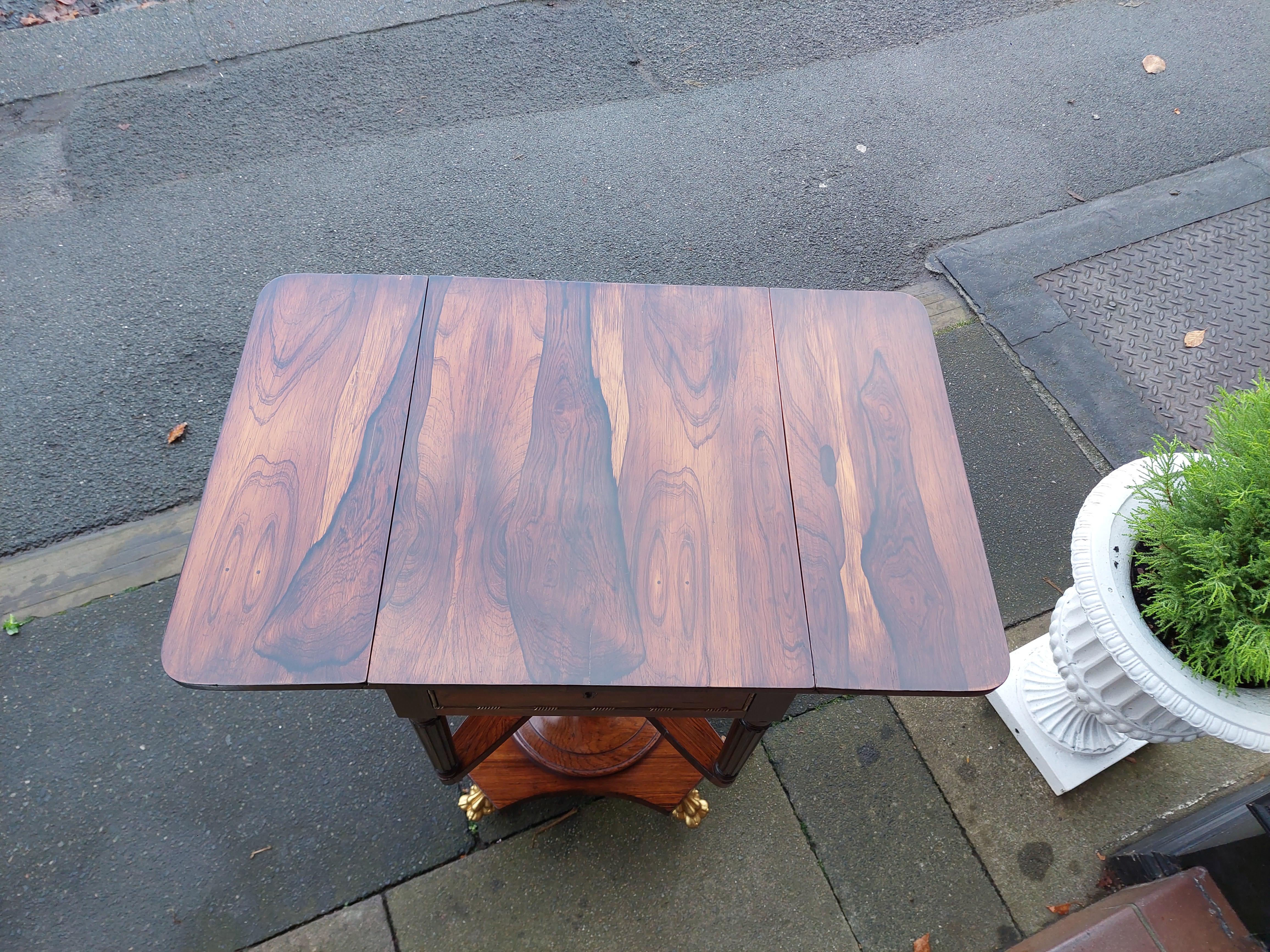 Anglais Table de travail en palissandre incrusté de laiton de style Régence en vente