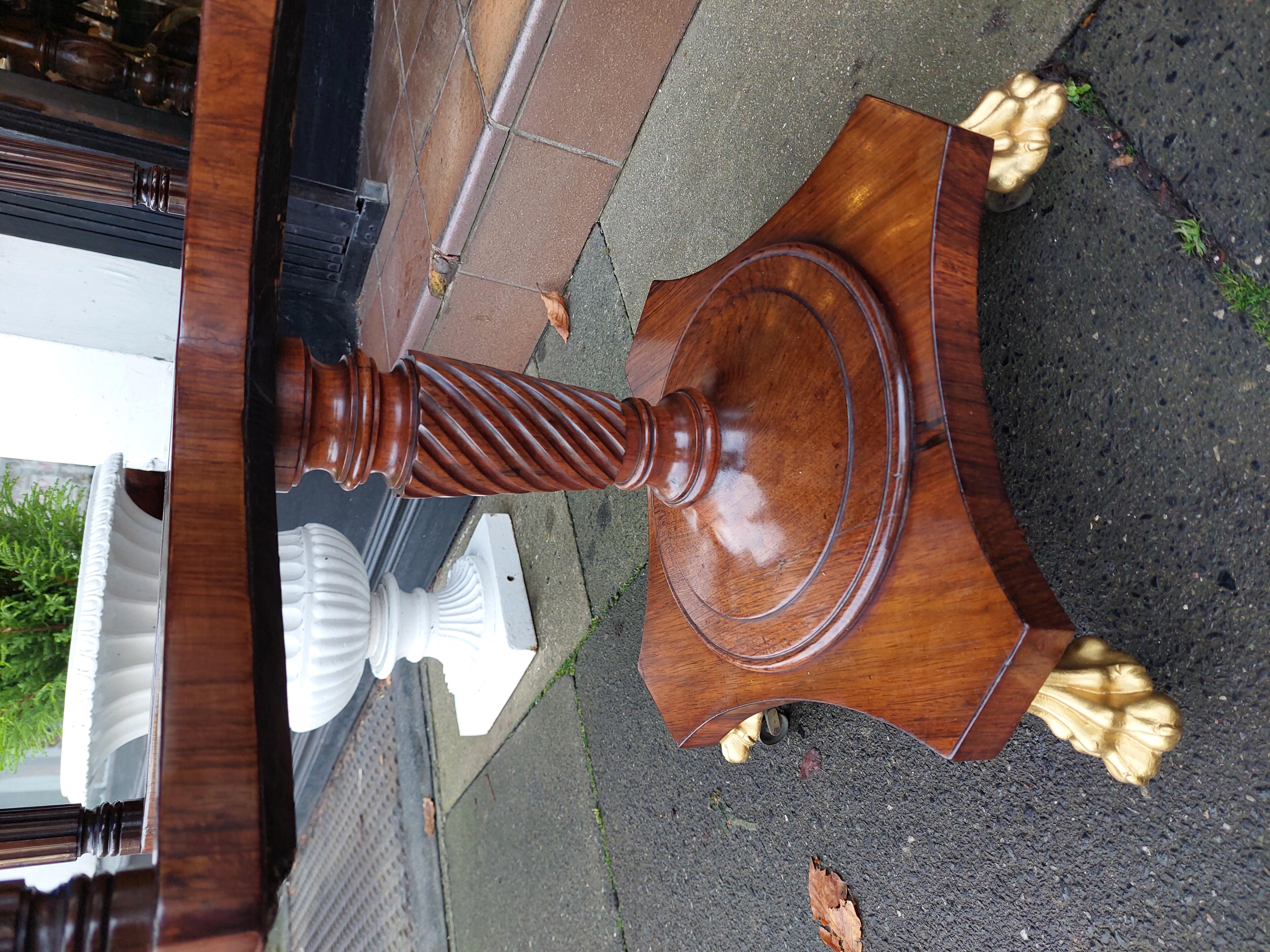 XIXe siècle Table de travail en palissandre incrusté de laiton de style Régence en vente