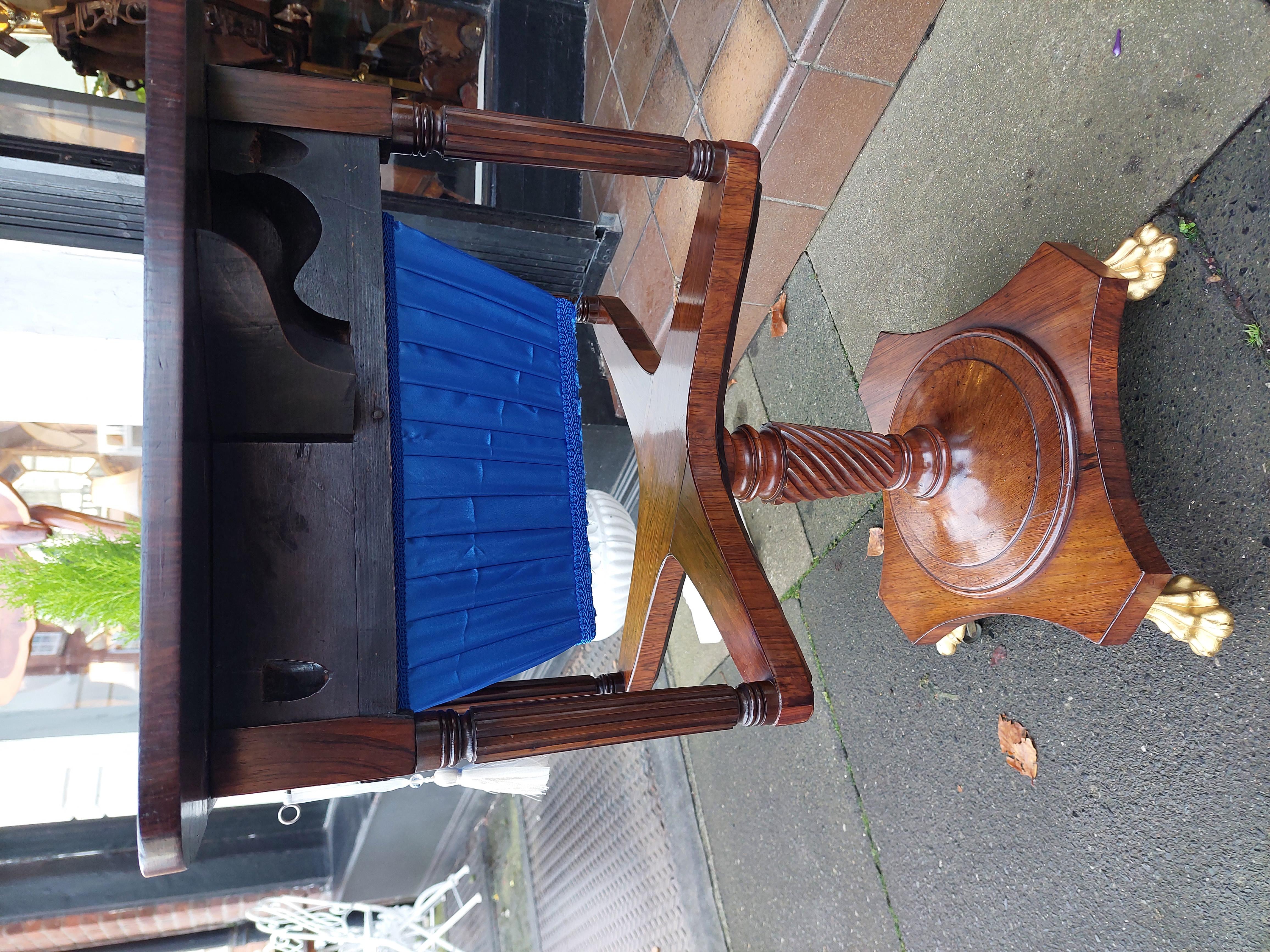 Laiton Table de travail en palissandre incrusté de laiton de style Régence en vente