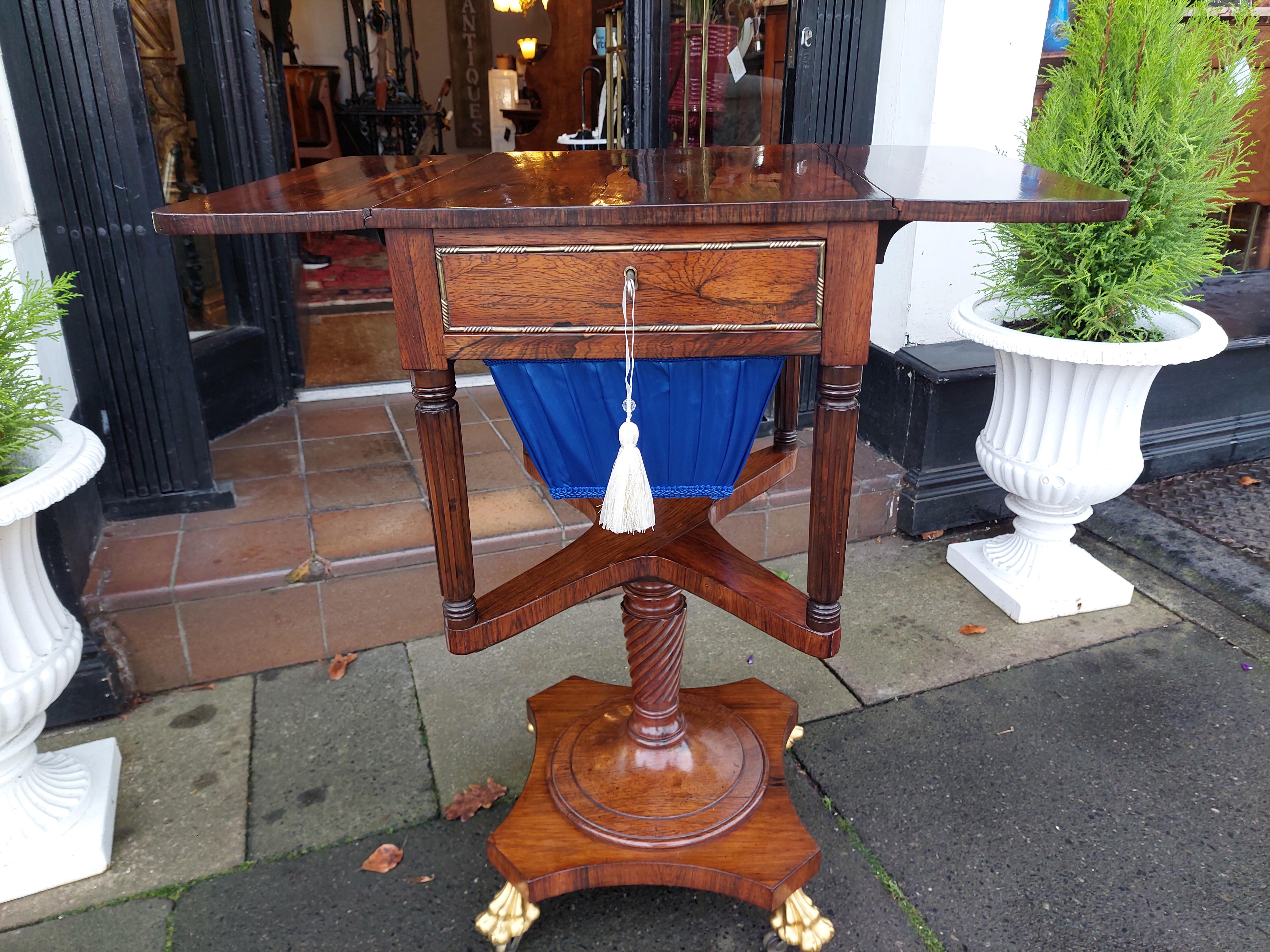 Table de travail en palissandre incrusté de laiton de style Régence en vente 1