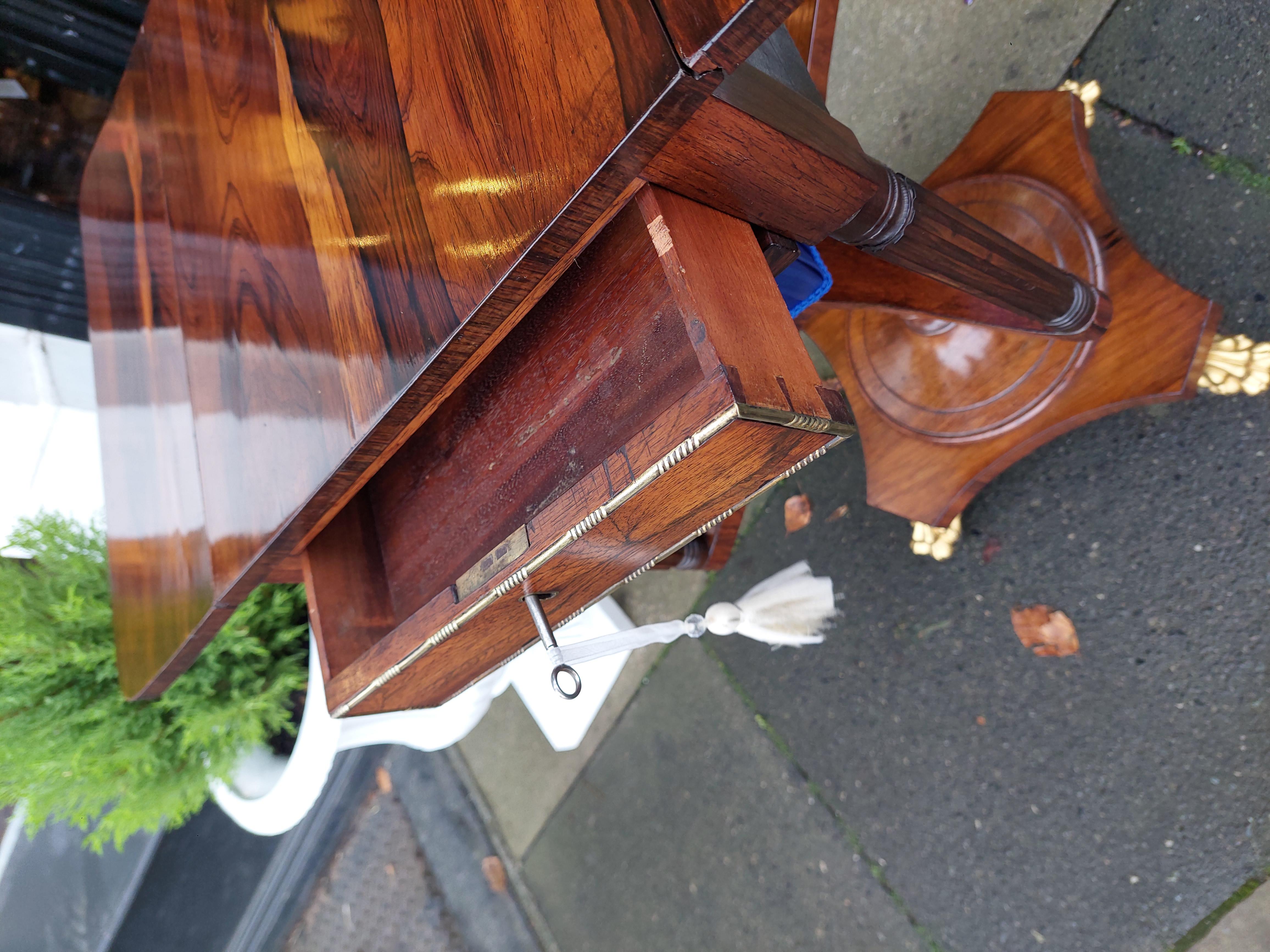 Table de travail en palissandre incrusté de laiton de style Régence en vente 2