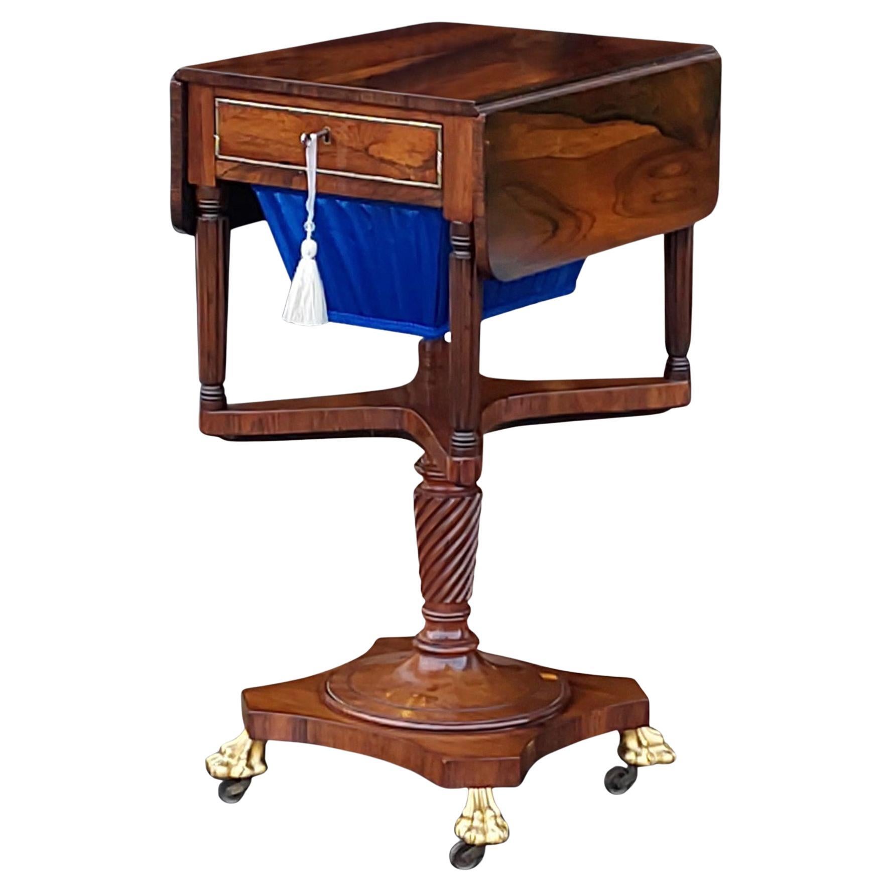 Table de travail en palissandre incrusté de laiton de style Régence en vente