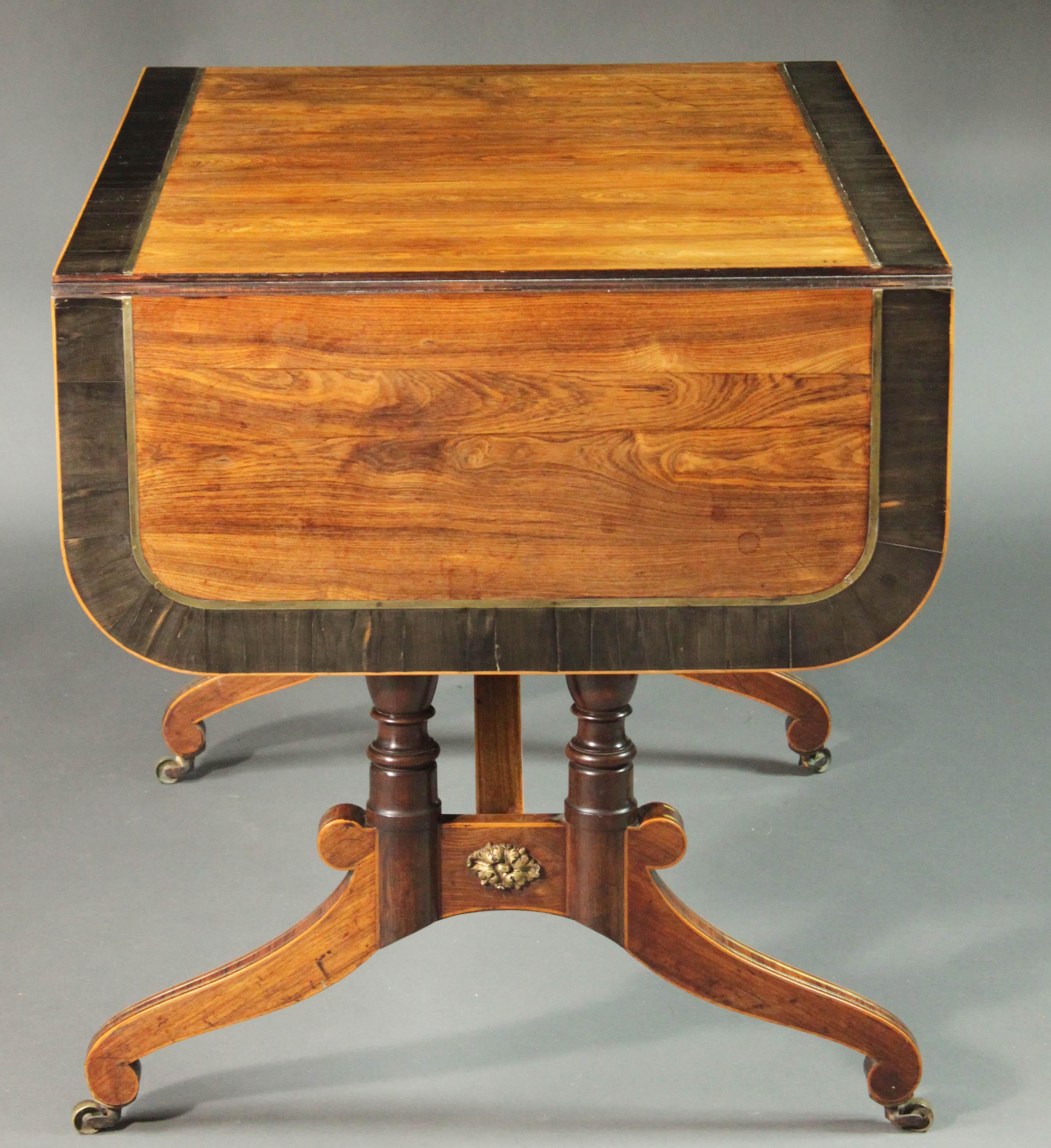 Début du XIXe siècle Table de canapé Regency en laiton incrusté en bois de violette en vente