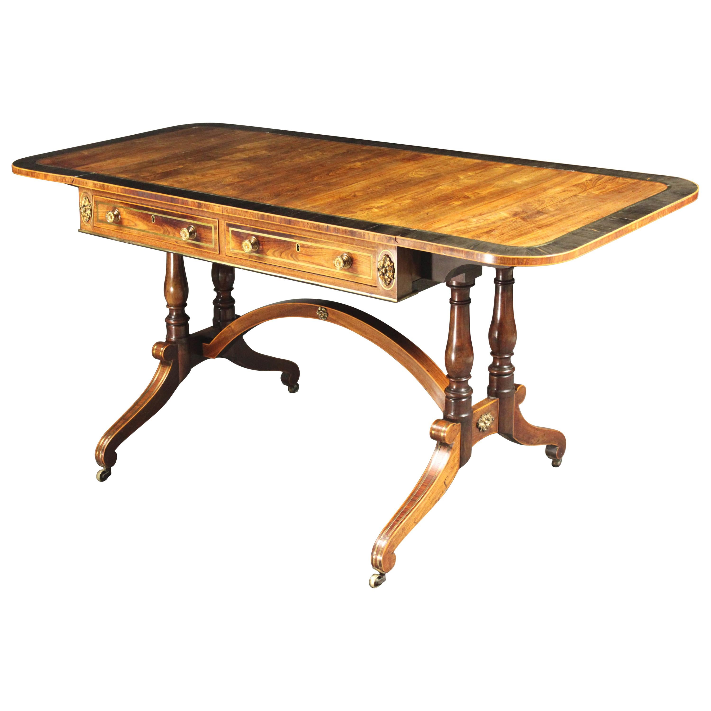 Table de canapé Regency en laiton incrusté en bois de violette