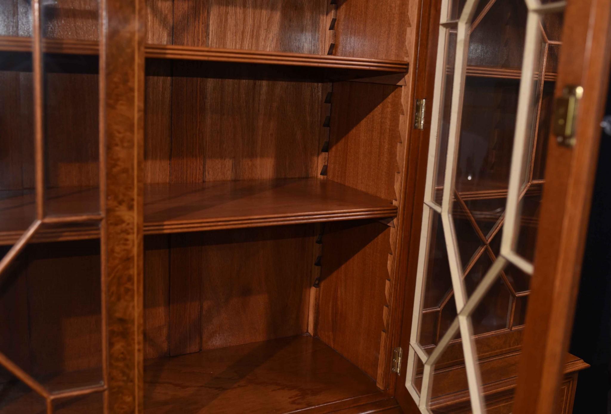Noyer Regency Breakfront Bookcase Ronce de noyer Sheraton Book Case en vente